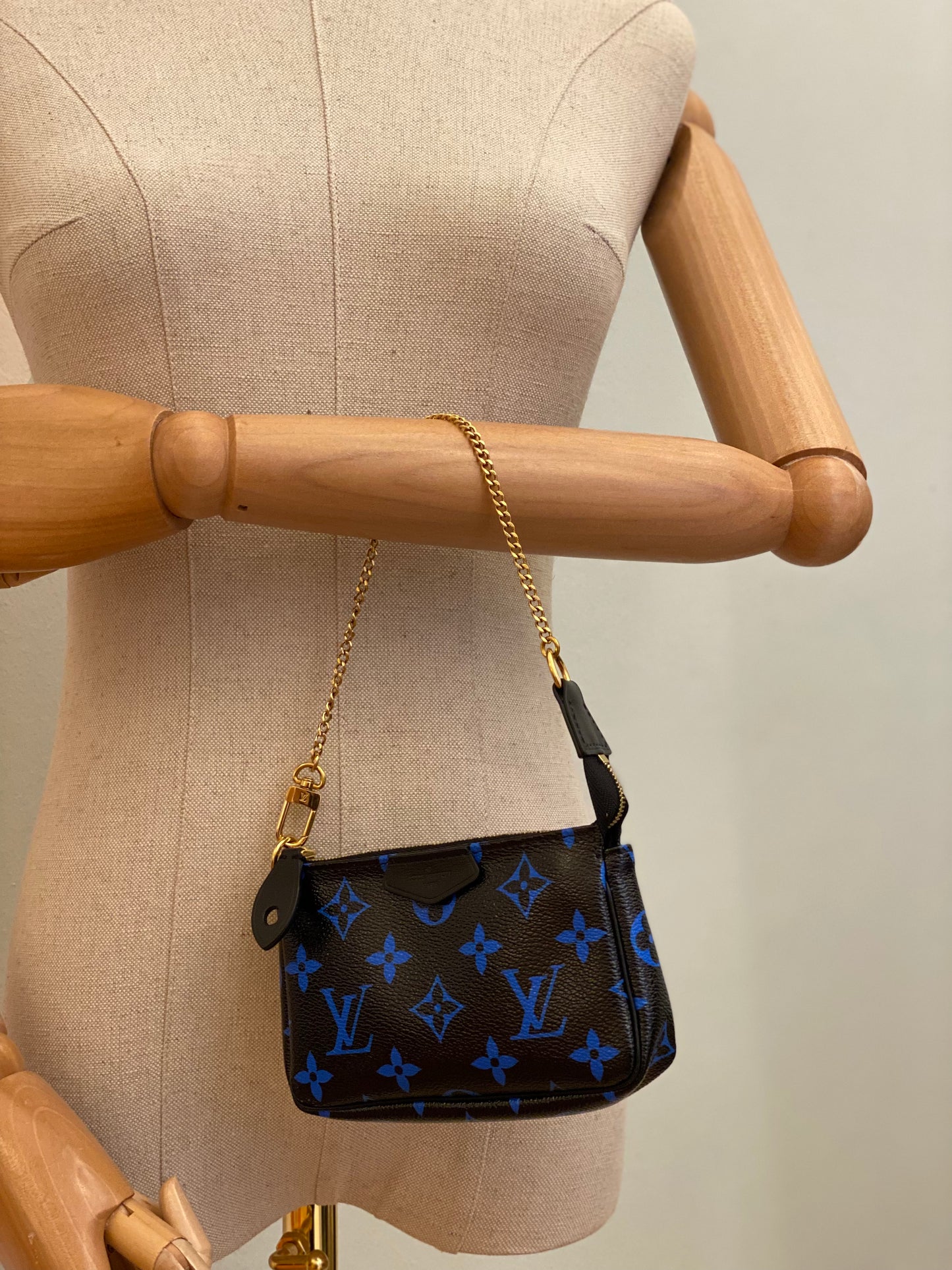 LOUIS VUITTON Mini Pochette Accessoires Monogram Bleu Digit