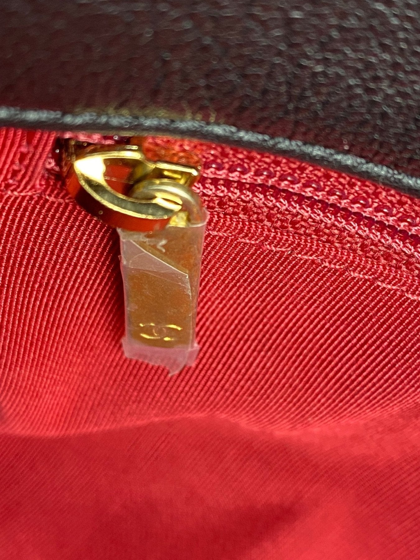 CHANEL 19 Flap Bag grosser Reissverschluss in Gold mit CC Logo auf rotem Innenfutter, Detailaufnahme