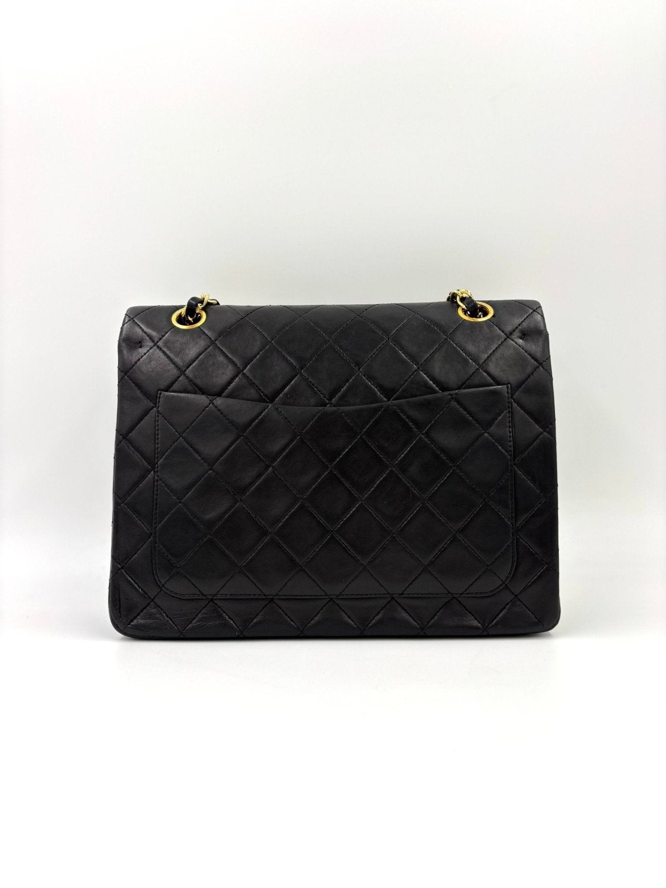 CHANEL Timeless Single Flap Bag in schwarzem Lammleder mit klassischem Rautenmuster und goldener Kette