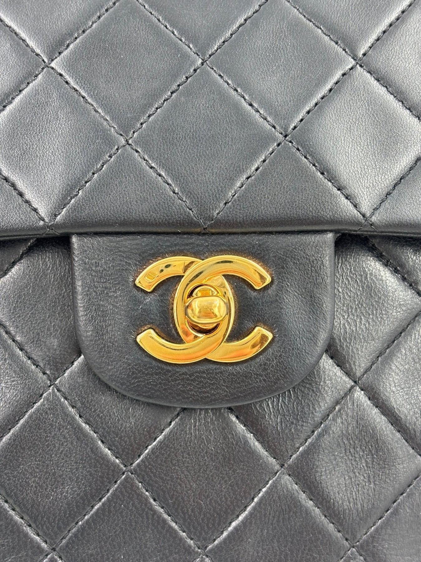 CHANEL Timeless Single Flap Bag in schwarzem Lammleder mit gestepptem Muster und goldener CC-Verschlussdetail