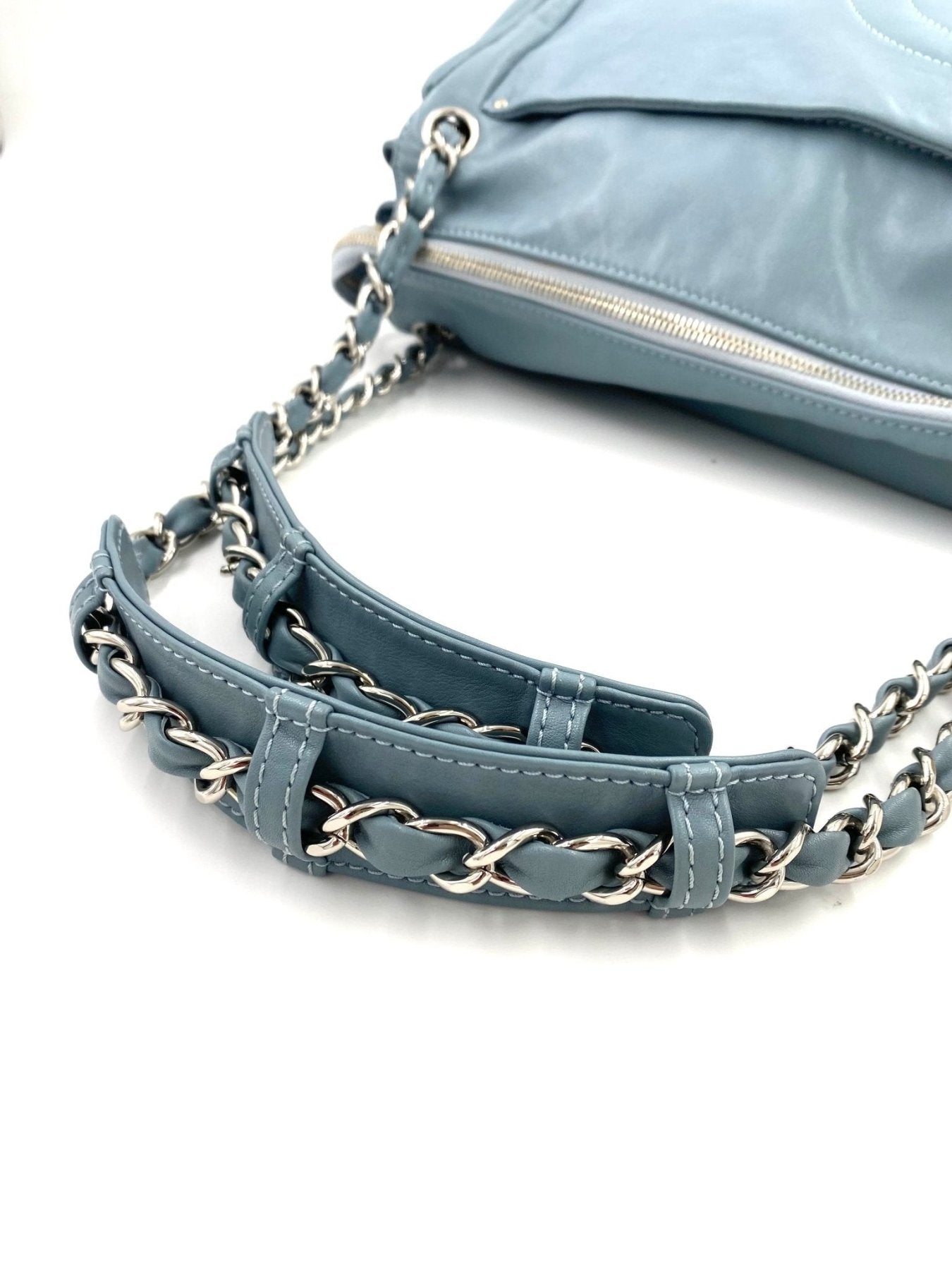 CHANEL CC Coco Tasche in eisblauem Lammleder mit silberner Kette und Reissverschluss, seitliche Raffung, elegante Details