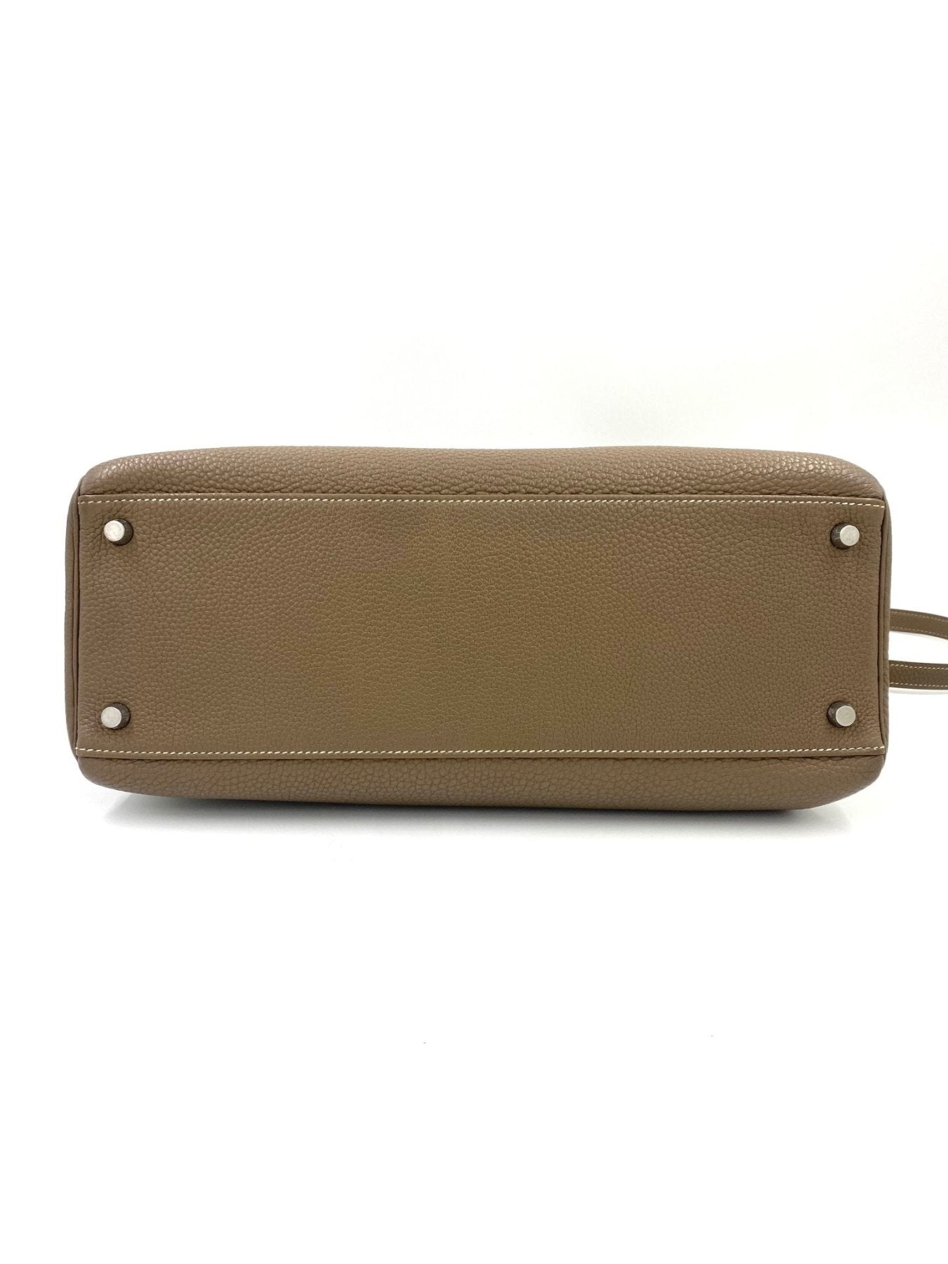 HERMES Kelly 35 Togo Etoupe Handtasche in beigem Leder, Bodenansicht mit Metallnieten und feiner Naeharbeit