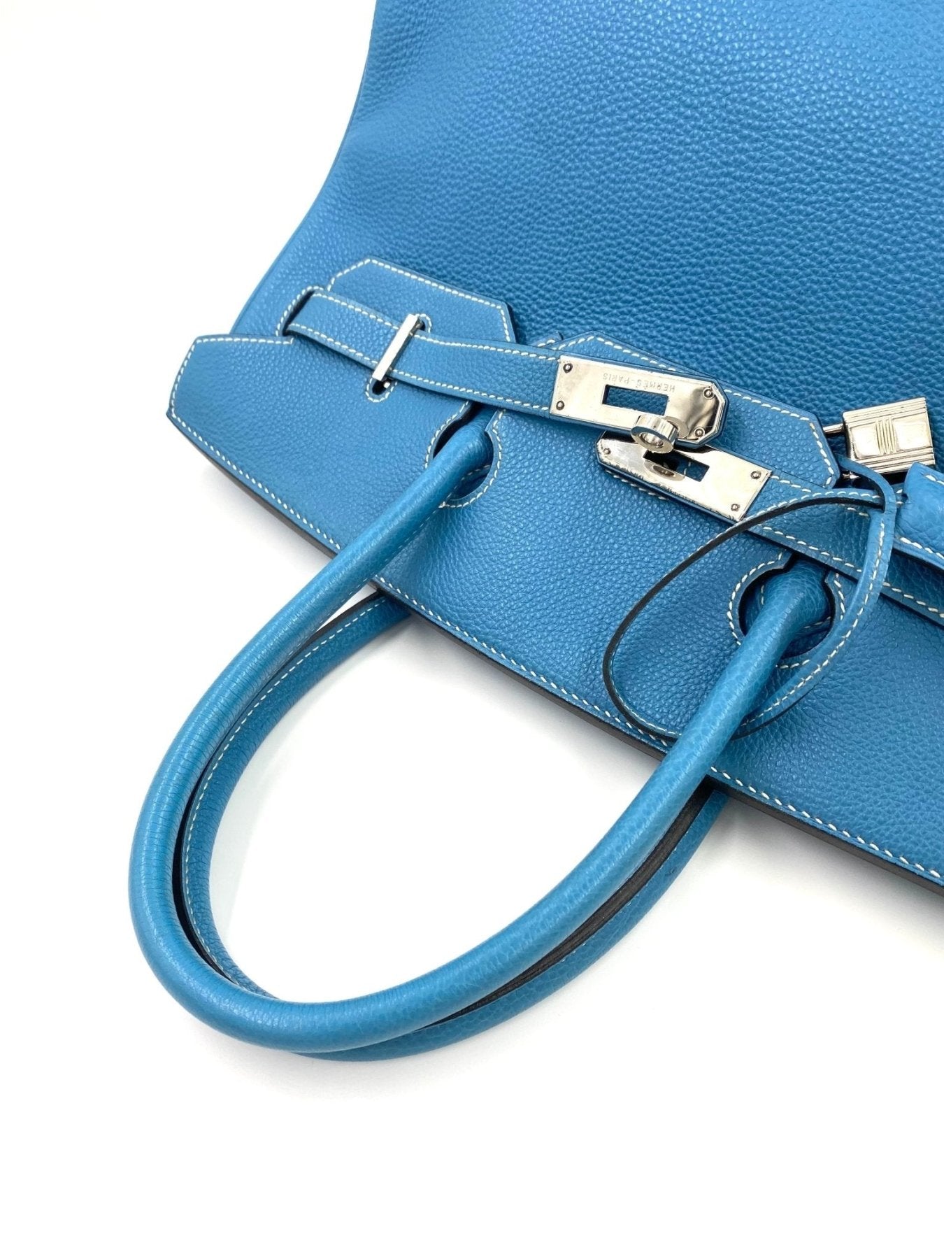 HERMES Birkin 35 Togo Handtasche in Blue Jean mit Palladium-Hardware, Detailansicht von Griff und Verschluss