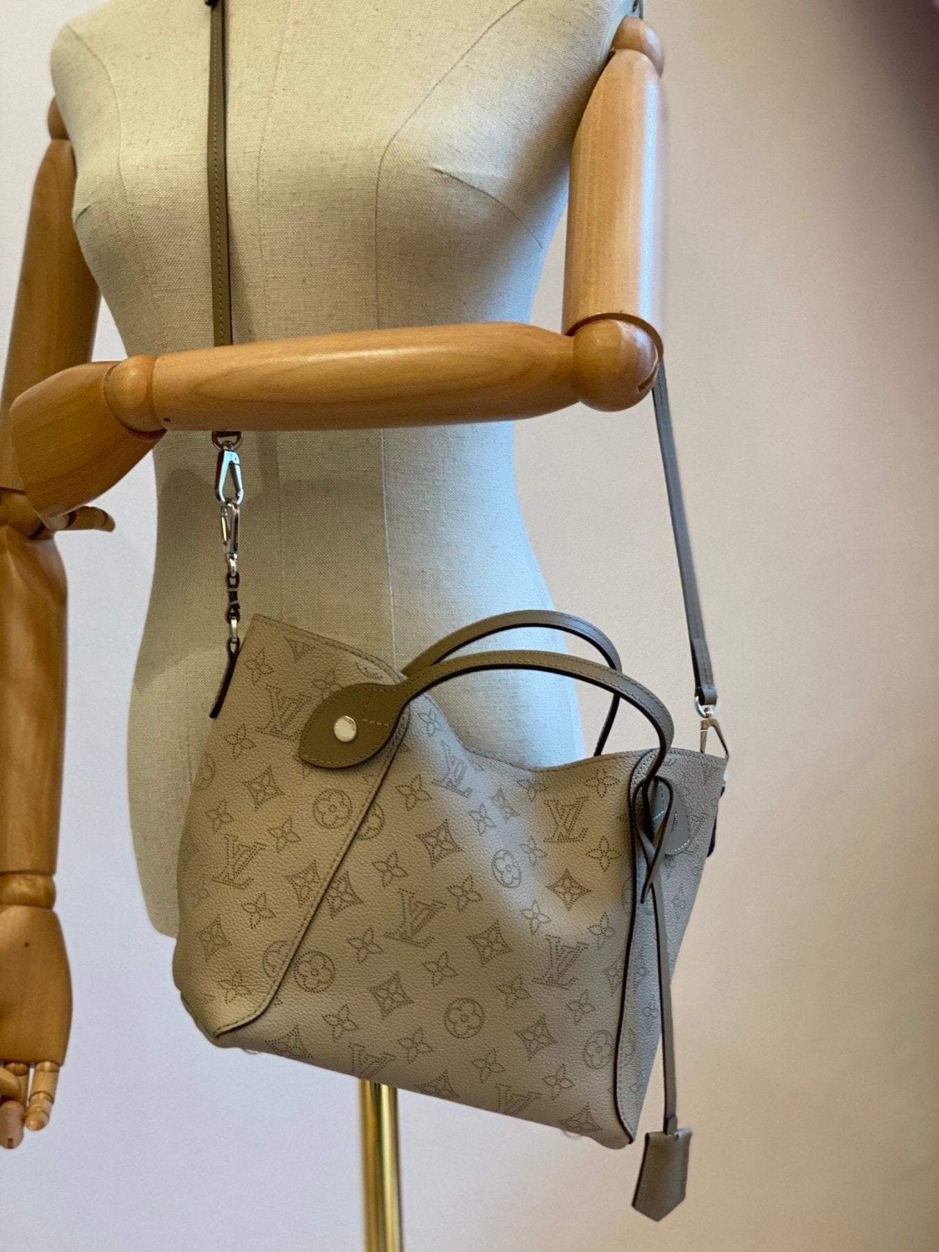 LOUIS VUITTON Hina PM Monogram Mahina Galet / Kies - Clutch & Macarons - Clutch & Macarons -