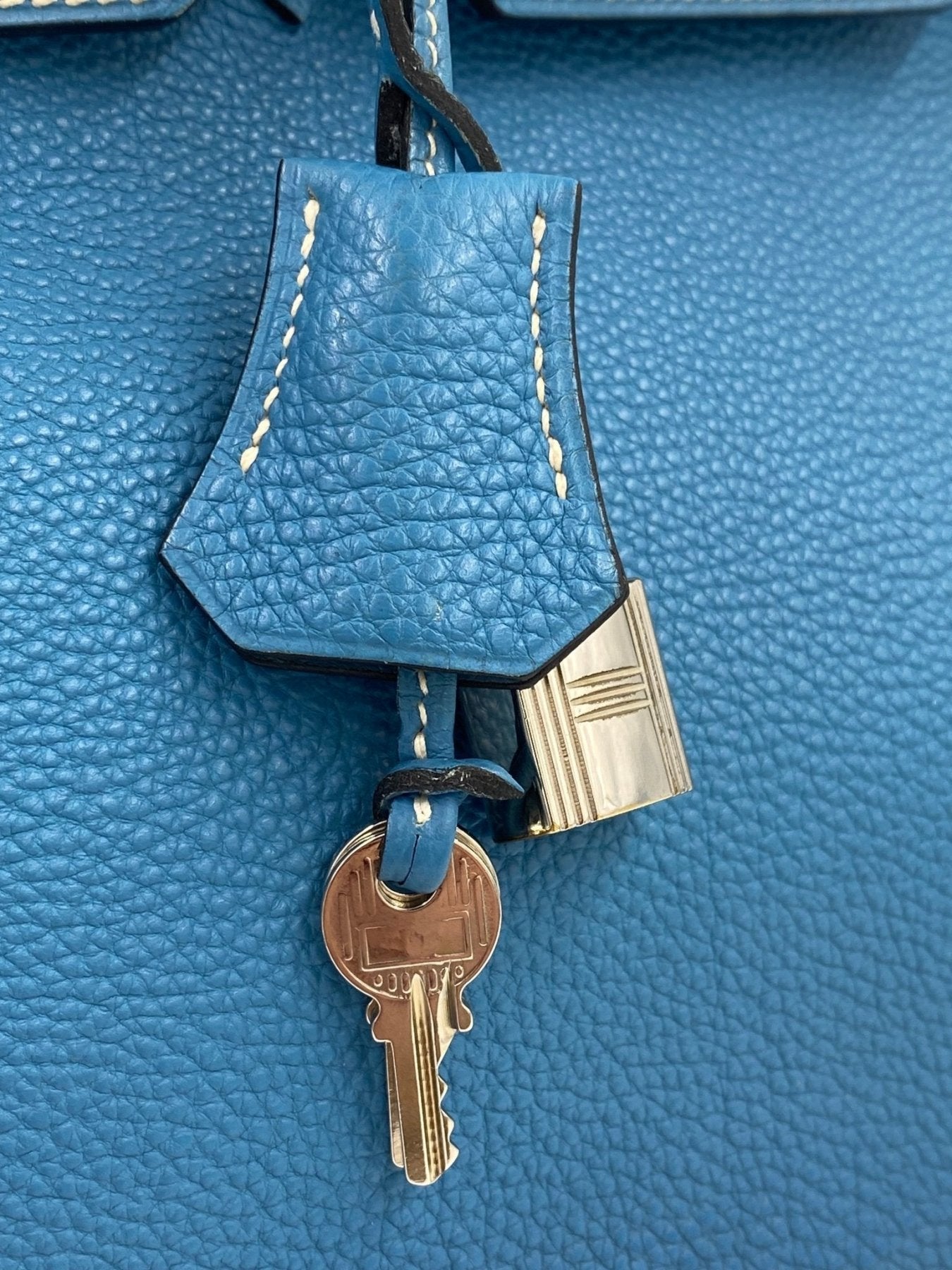 HERMÈS Birkin 35 Togo Blue Jean Schluessel und Clochette Detail in hellblauem genarbtem Leder mit Palladium Hardware