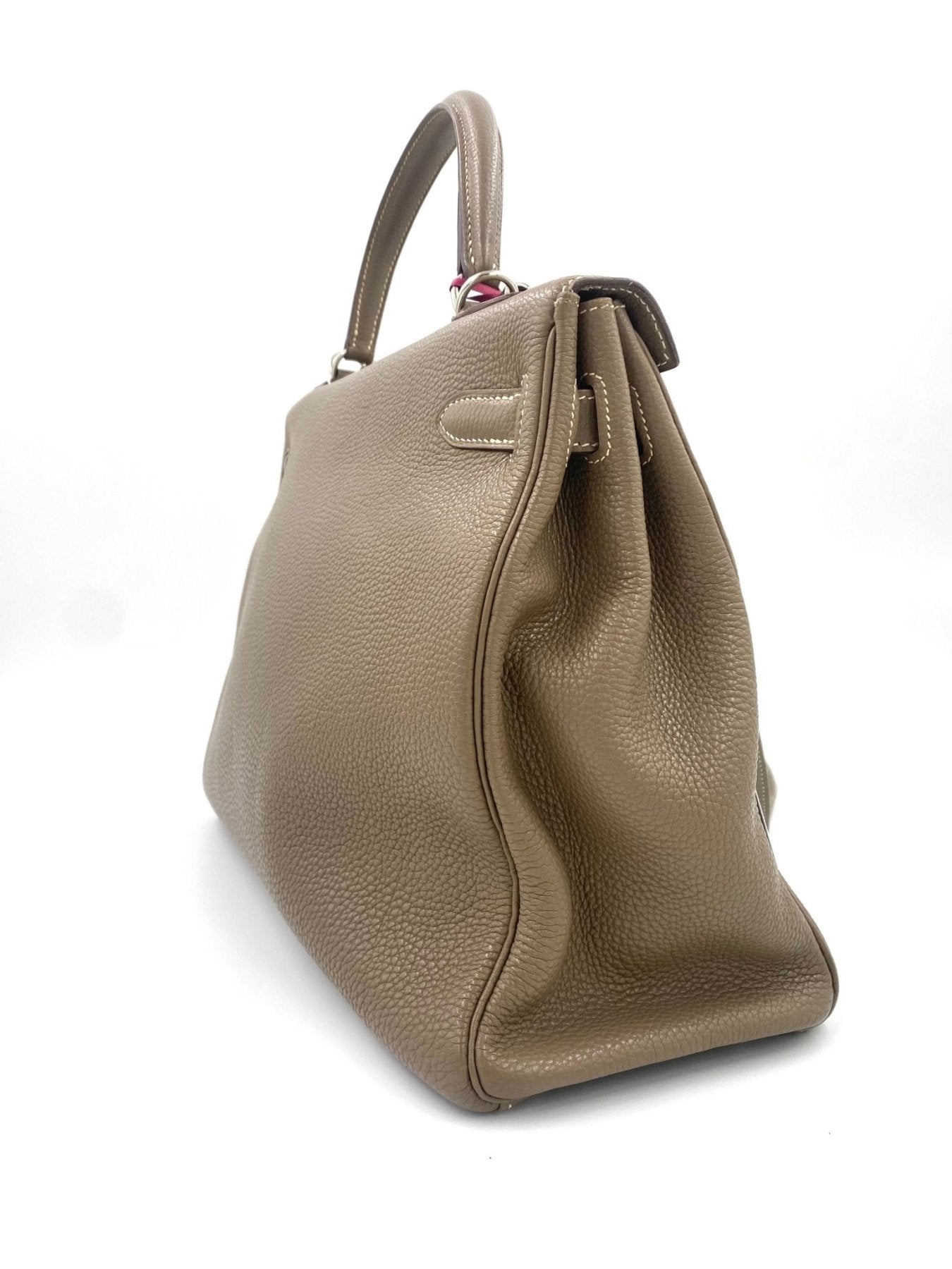 HERMES Kelly 35 Handtasche in Etoupe Togoleder mit Palladium Hardware, seitliche Ansicht der strukturierten Ledertasche