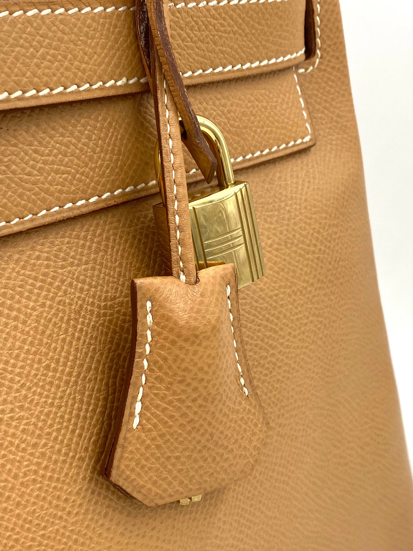 HERMÈS Kelly 32 Gold Courchevel Leather mit Gold Hardware