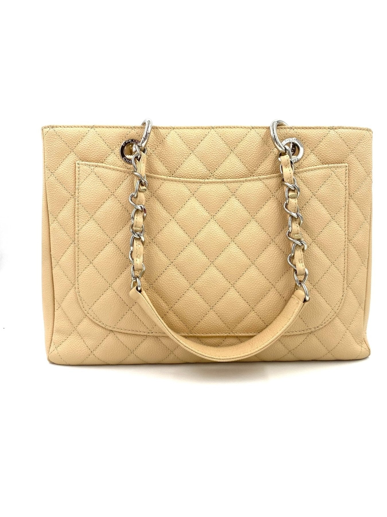 CHANEL Femme Grande Handtasche in beigem Caviarleder mit Steppmuster und silberner Kettenkette, klassisches Design