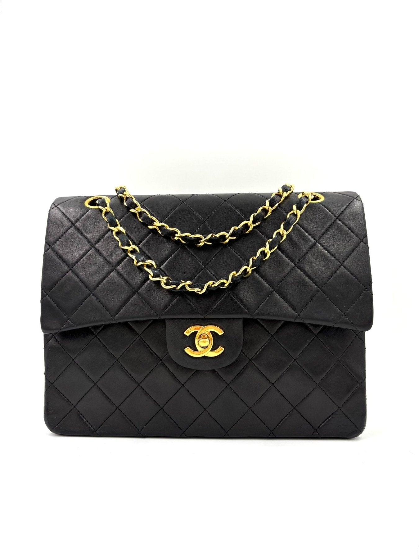 CHANEL Timeless Single Flap Bag in schwarzem Lammleder mit gestepptem Muster und goldener Kette, klassisches Design