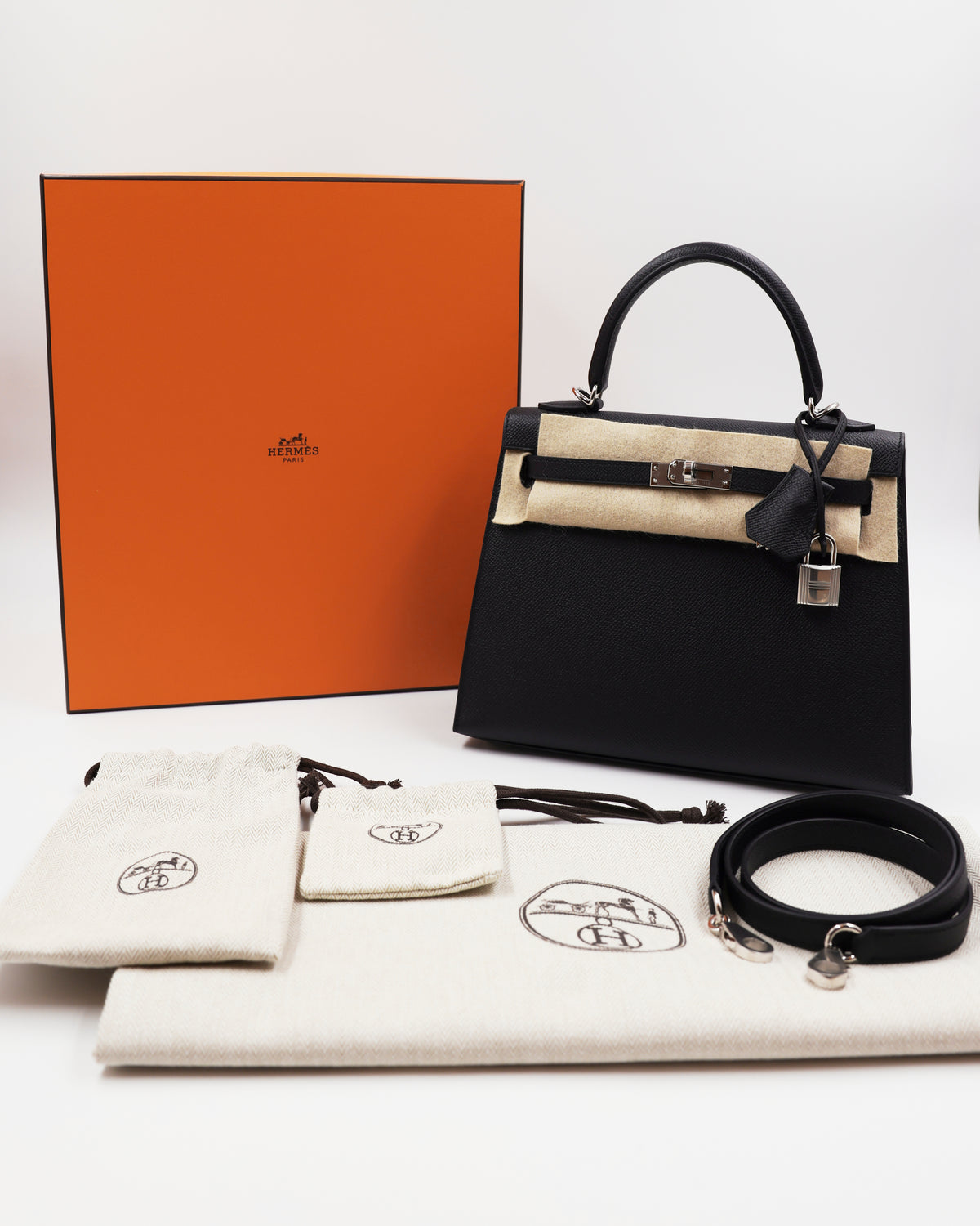 HERMÈS Kelly 25 Sellier Epsom schwarz PHW mit Box, Staubbeuteln und Schulterriemen