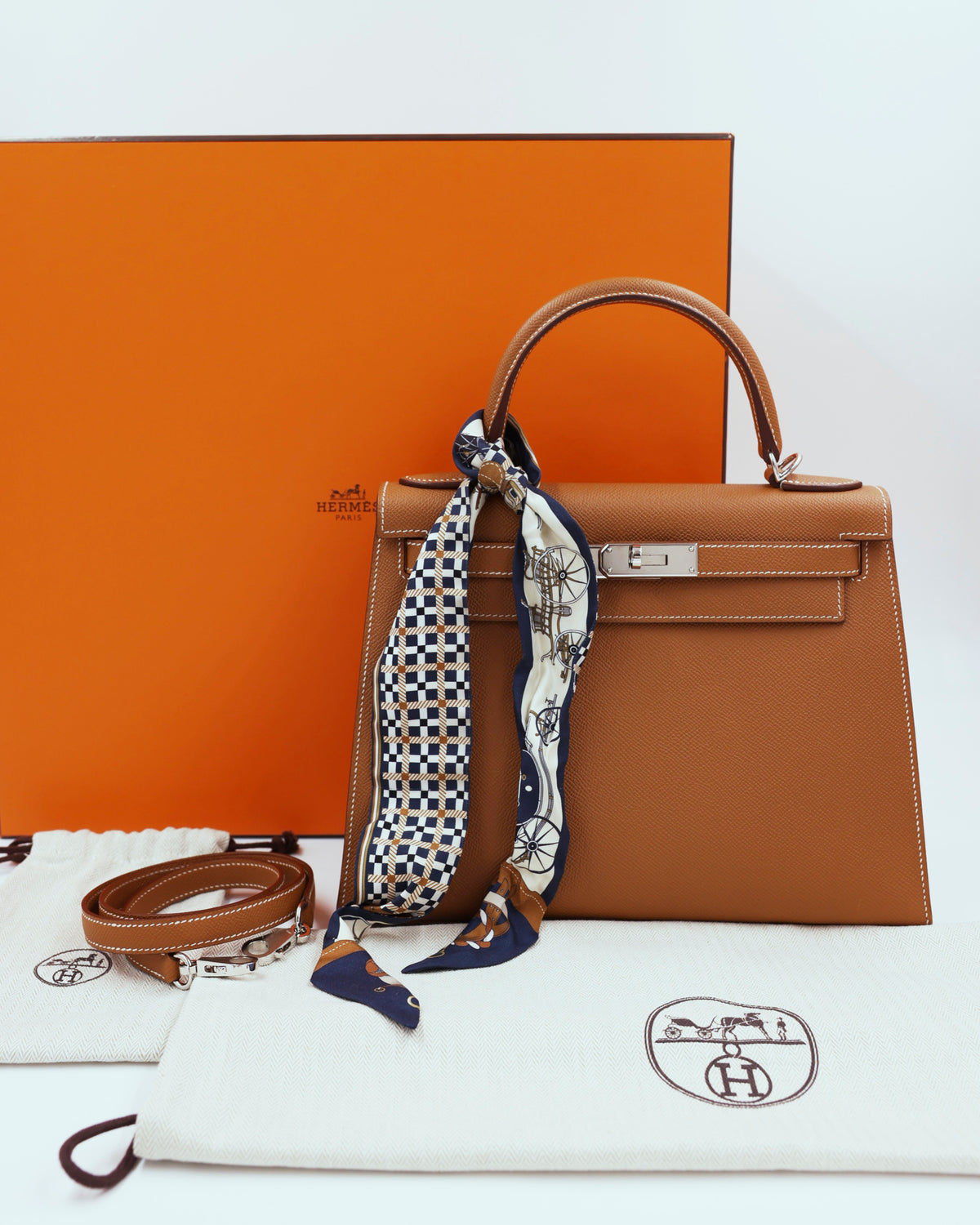 HERMÈS Kelly 28 Epsom Sellier Gold PHW inklusive Twilly, braune Designerhandtasche aus Leder