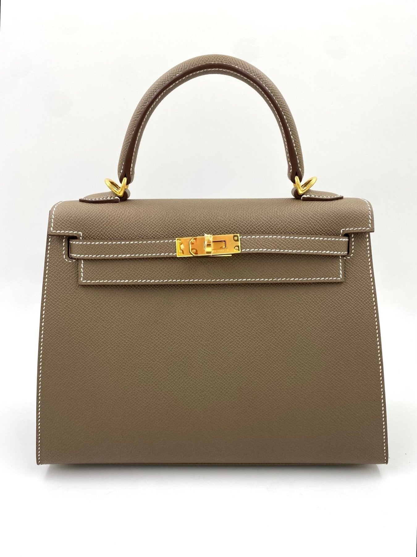 HERMES Kelly 25 Epsom Sellier Handtasche in Etoupe mit goldfarbener Hardware, strukturiertem Leder und Drehverschluss