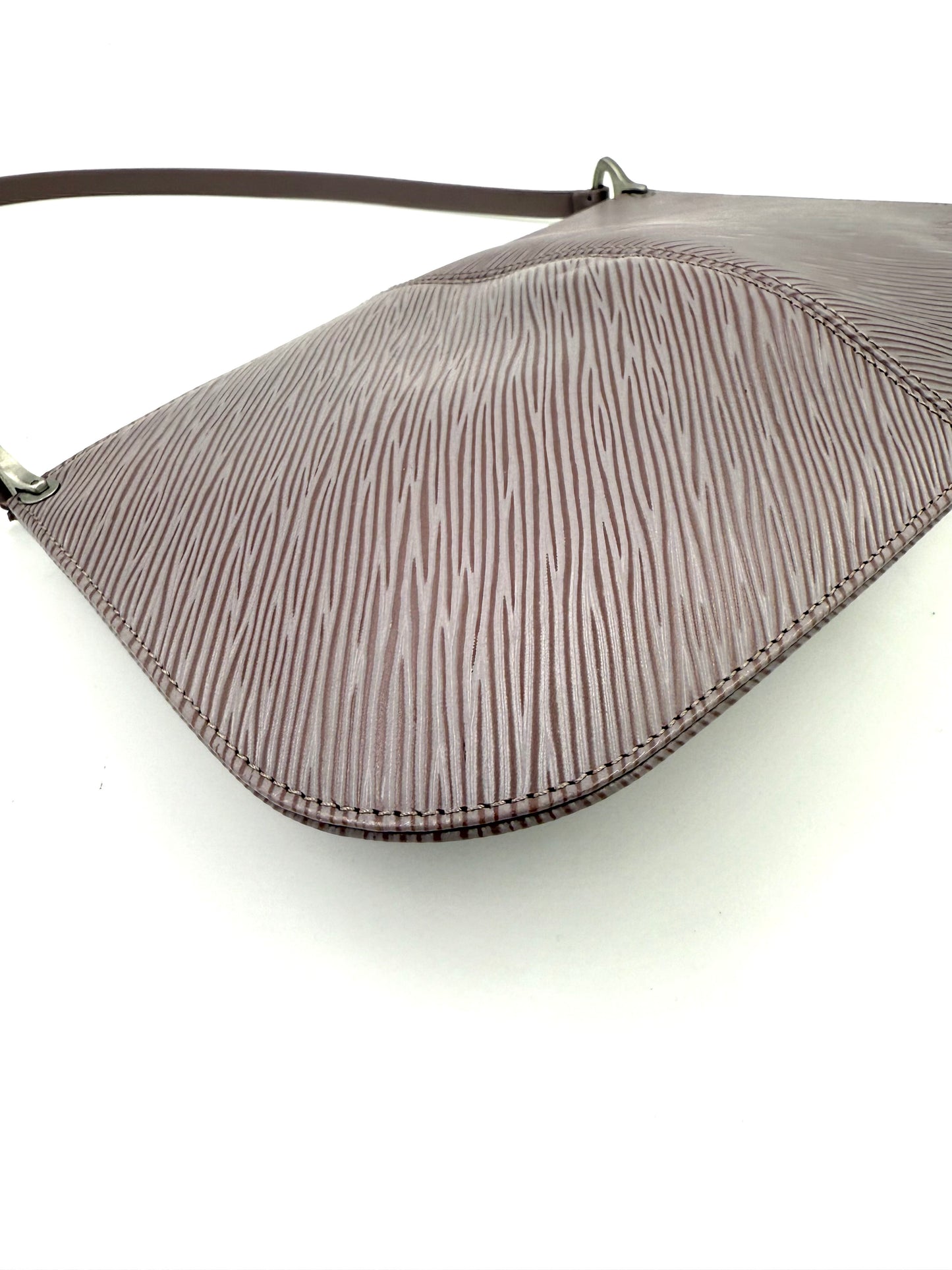 LOUIS VUITTON Demi Lune Epi lila Pochette mit feiner Struktur und neuwertigem Leder in seltener Mokka-Farbe.