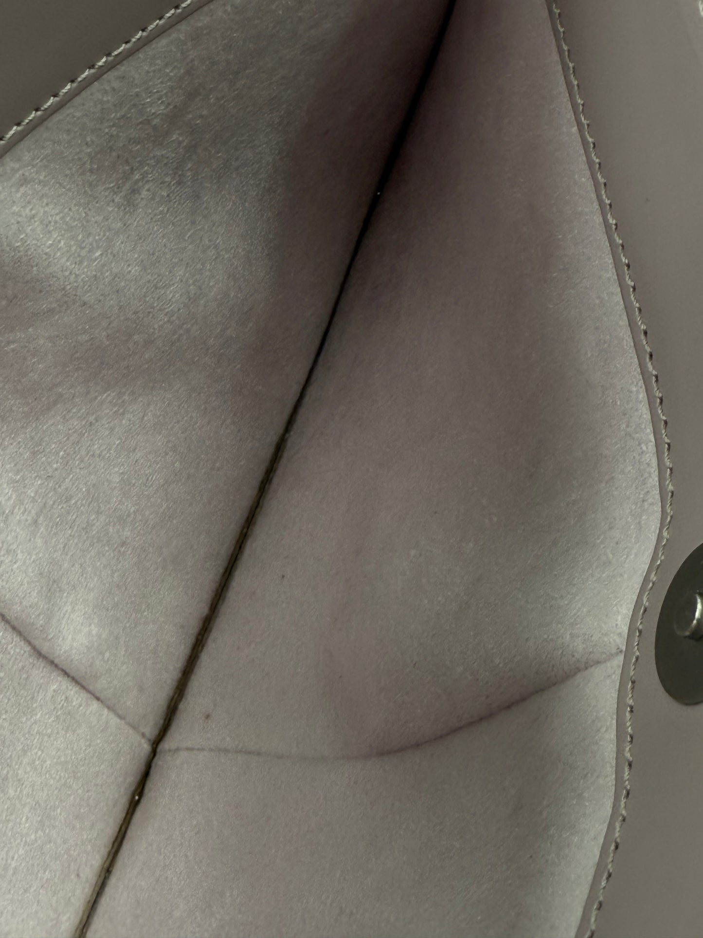 Innenansicht der LOUIS VUITTON Demi Lune Epi lila Pochette mit sauberem, neuwertigem Innenfutter und mehreren Fächern.