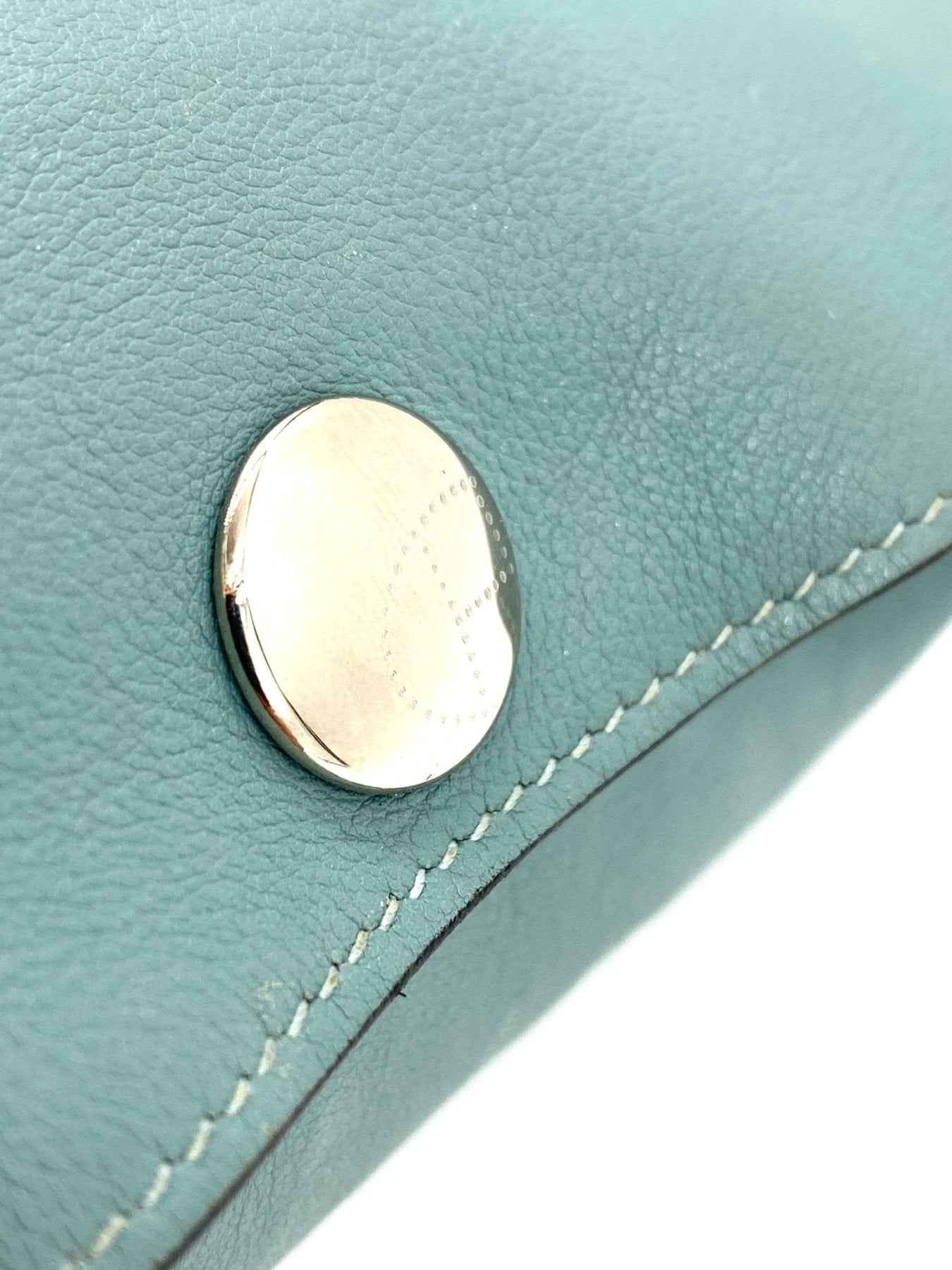 HERMES Bebop Tasche in Eisblau aus Gulliver Leder mit Palladium Hardware und rundem Metallverschluss, Detailaufnahme
