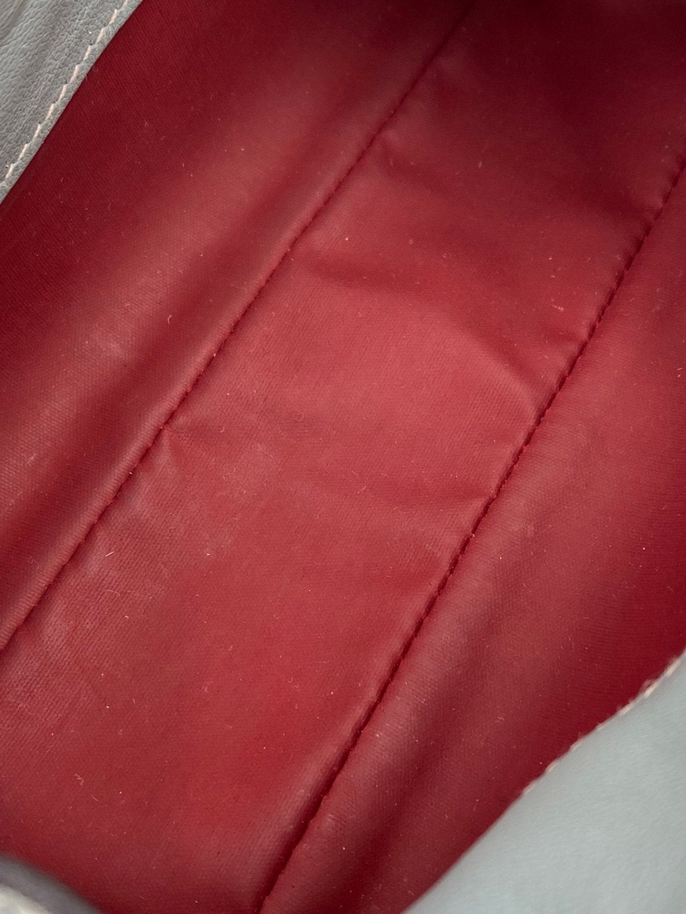 Innenfutter des HERMÈS Bebop eisblau Portemonnaies in elegantem Rot mit feiner Nahtverarbeitung