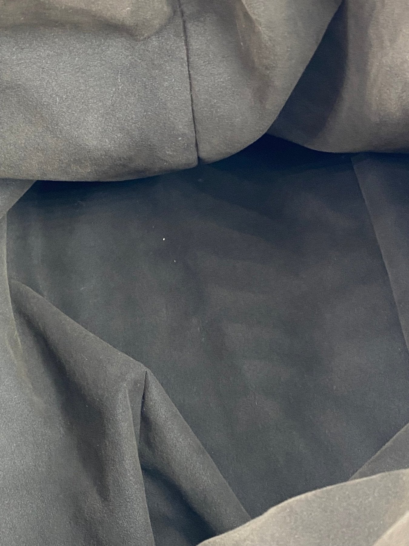 Detailaufnahme des schwarzen Innenfutters der Louis Vuitton Mahina XXL Tasche mit weicher Stoffstruktur