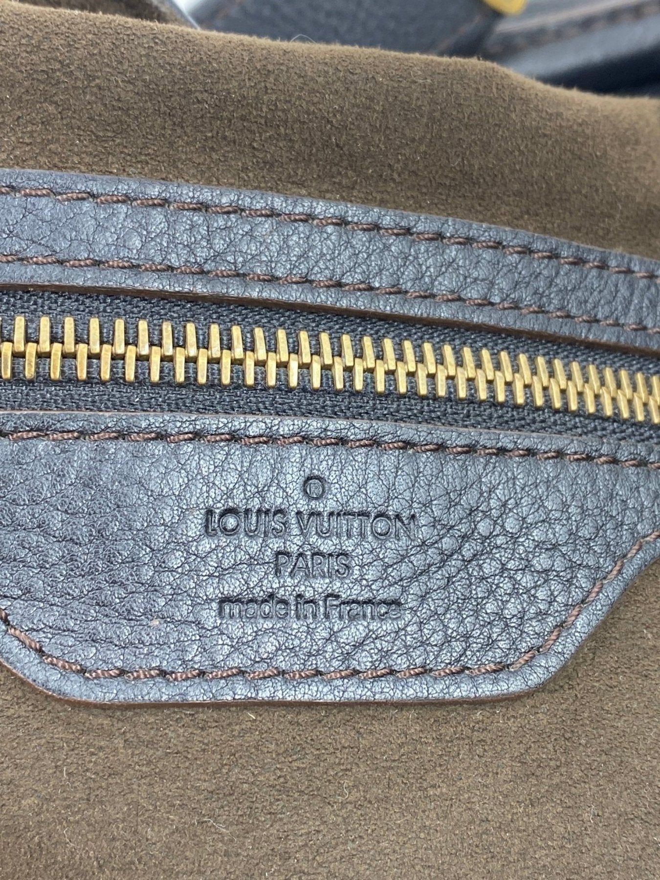 Louis Vuitton Mahina XXL Tasche Detail mit goldenen Reissverschluss und Lederpraegung Made in France