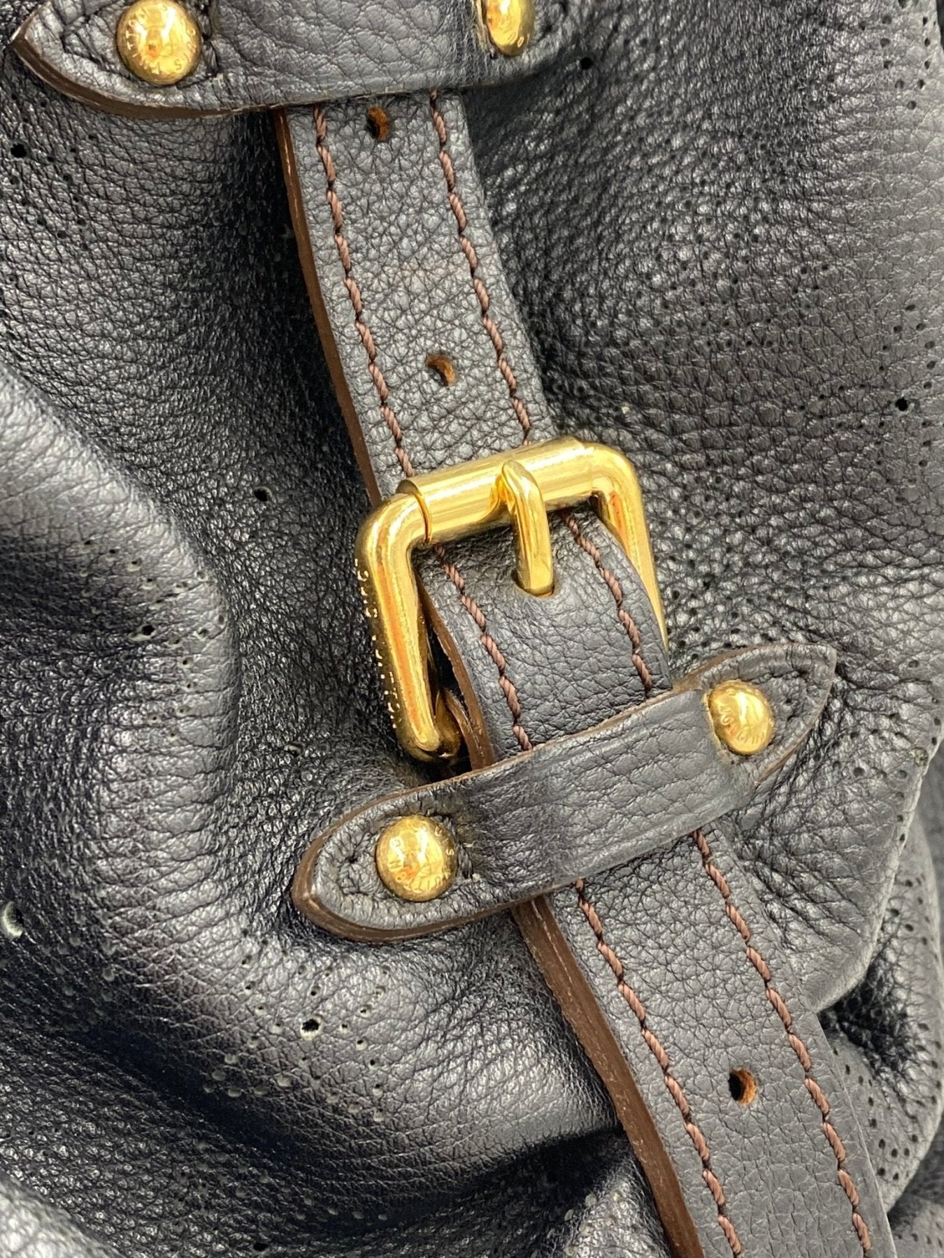 Louis Vuitton Mahina XXL schwarze Tasche Detailaufnahme der Lederschnalle mit goldener Metallschließe und Nieten