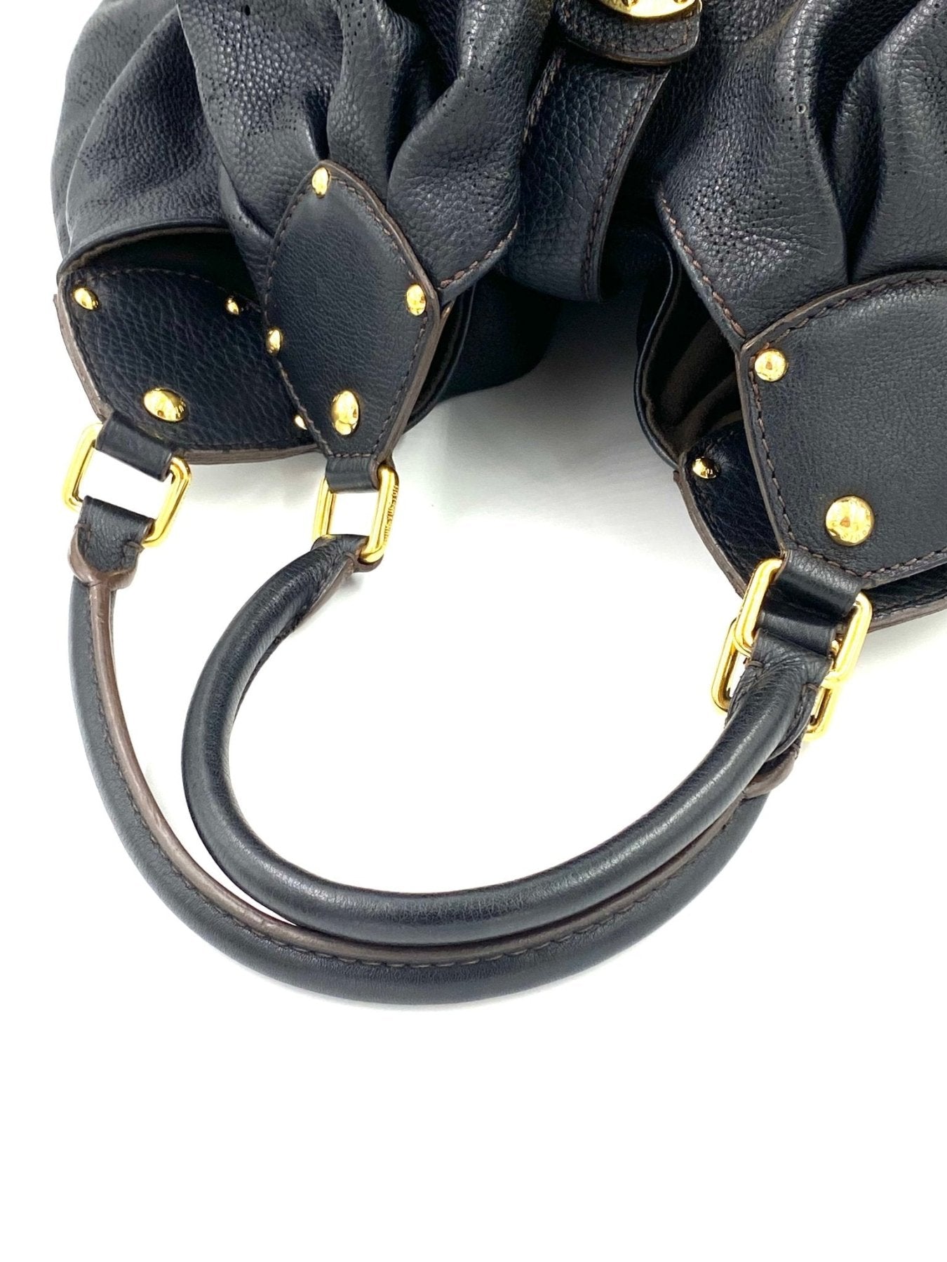 Louis Vuitton Mahina XXL schwarze Tasche mit Ledergriff und goldenen Nieten, Detail der hochwertigen Verarbeitung