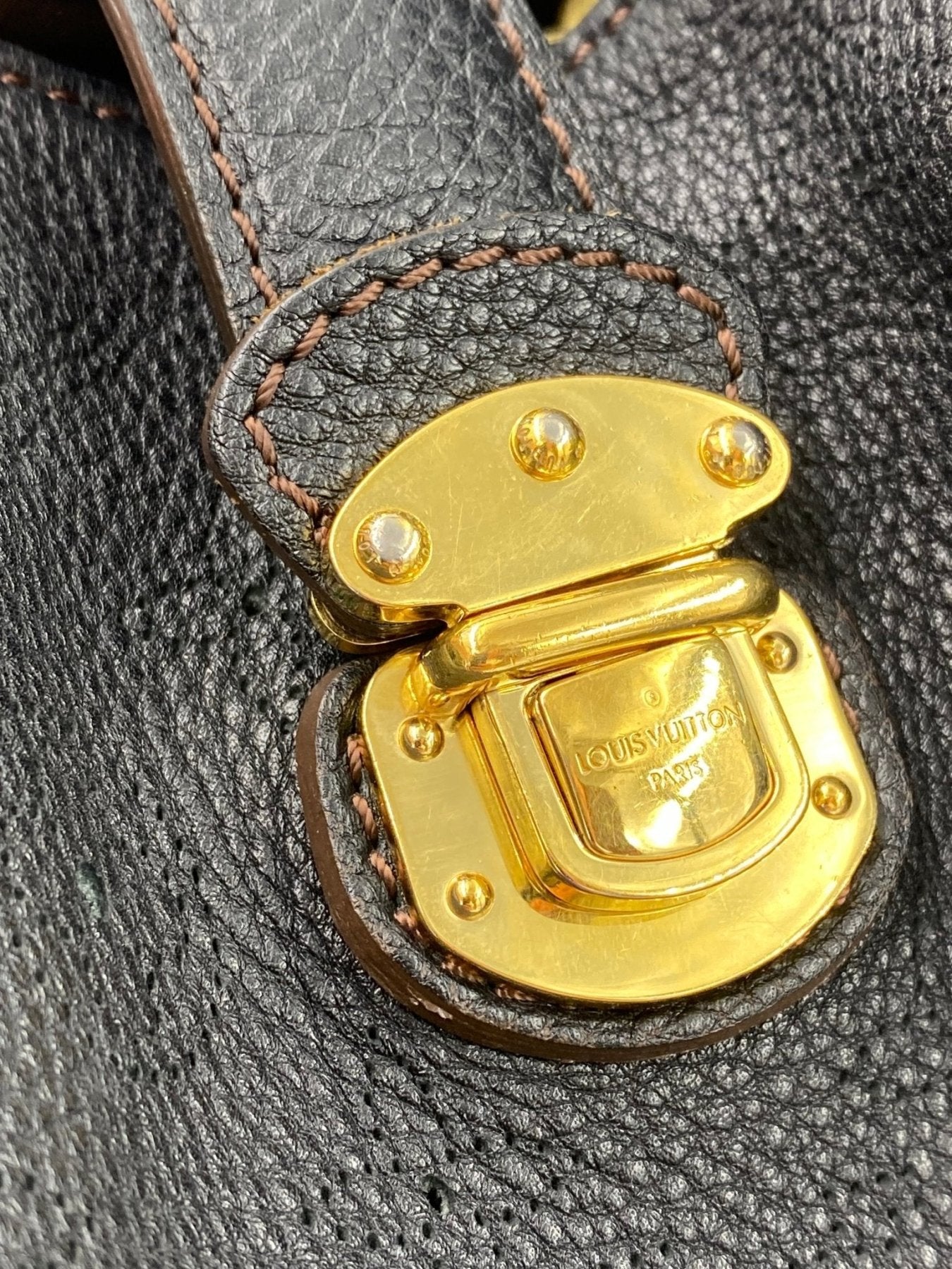 Louis Vuitton Mahina XXL schwarz Tasche mit goldenem Verschluss Detail, schwarzes Leder mit dekorativer Naht