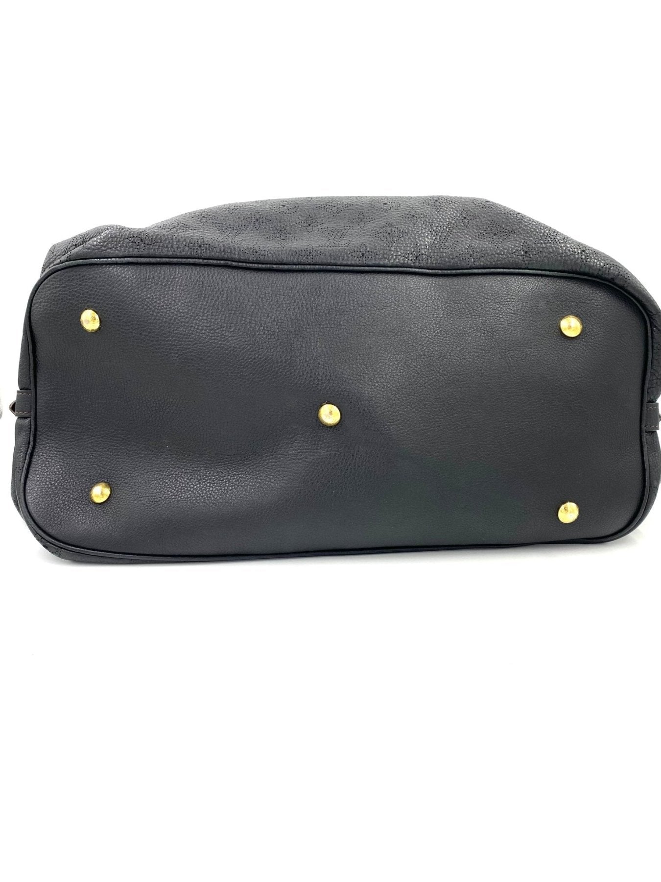 Louis Vuitton Mahina XXL schwarze Ledertasche von unten mit goldenen Metallnieten und strukturiertem Leder