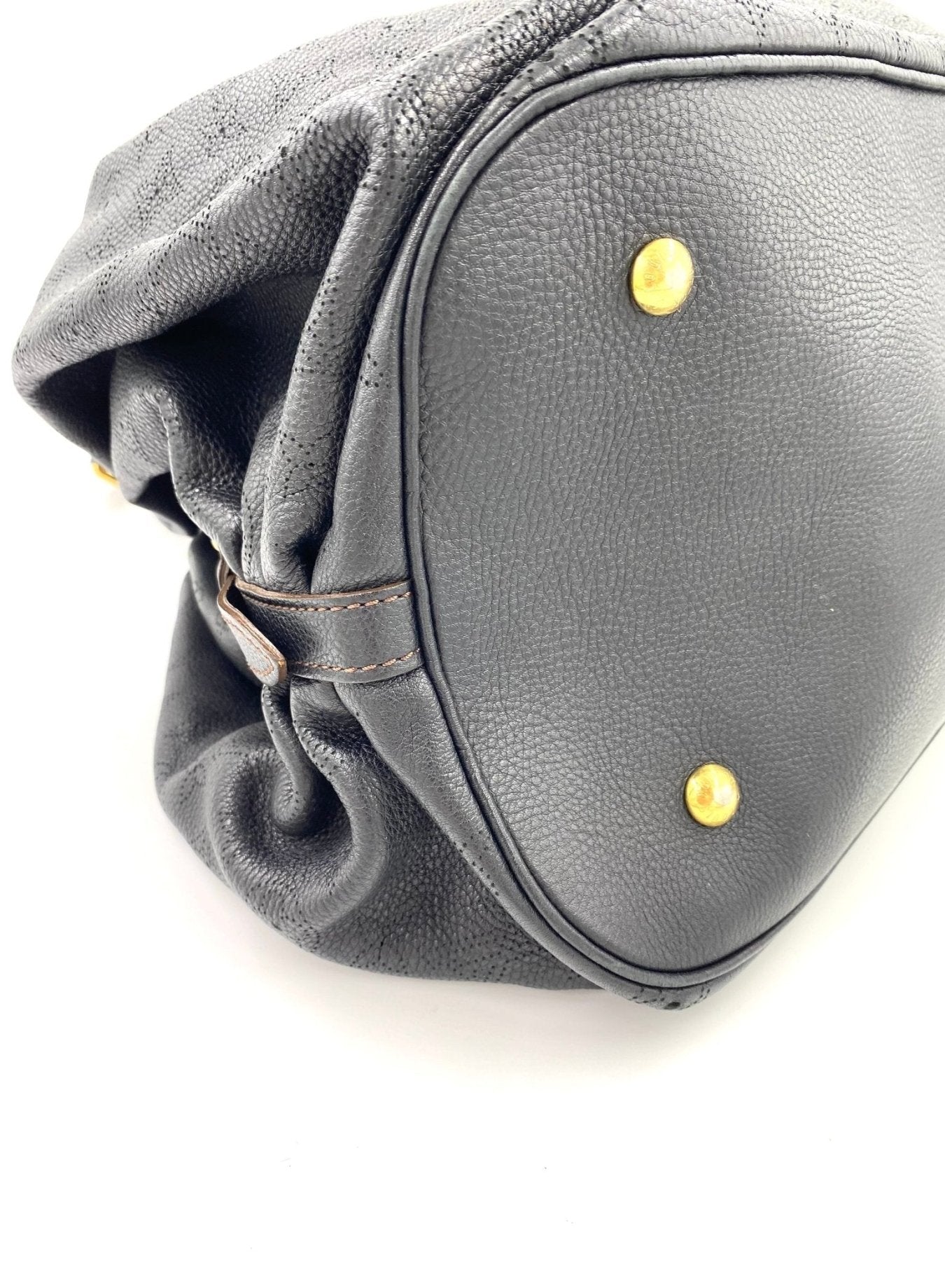 Louis Vuitton Mahina XXL schwarze Ledertasche mit goldenen Nieten, Detailaufnahme der strukturierten Lederoberflaeche