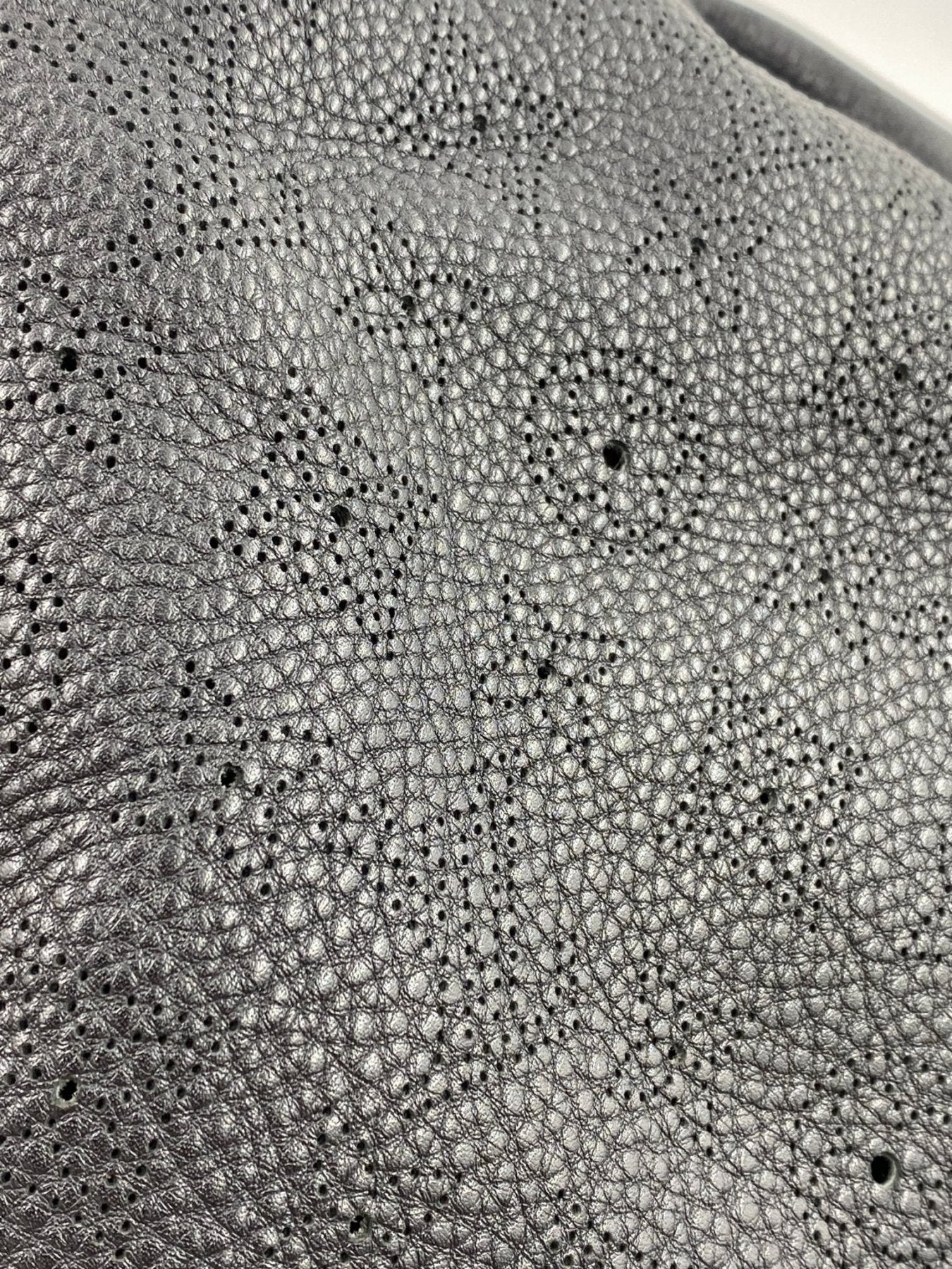 Detailaufnahme des perforierten Mahina Leders der Louis Vuitton XXL Tasche in schwarz mit charakteristischem Monogram Muster