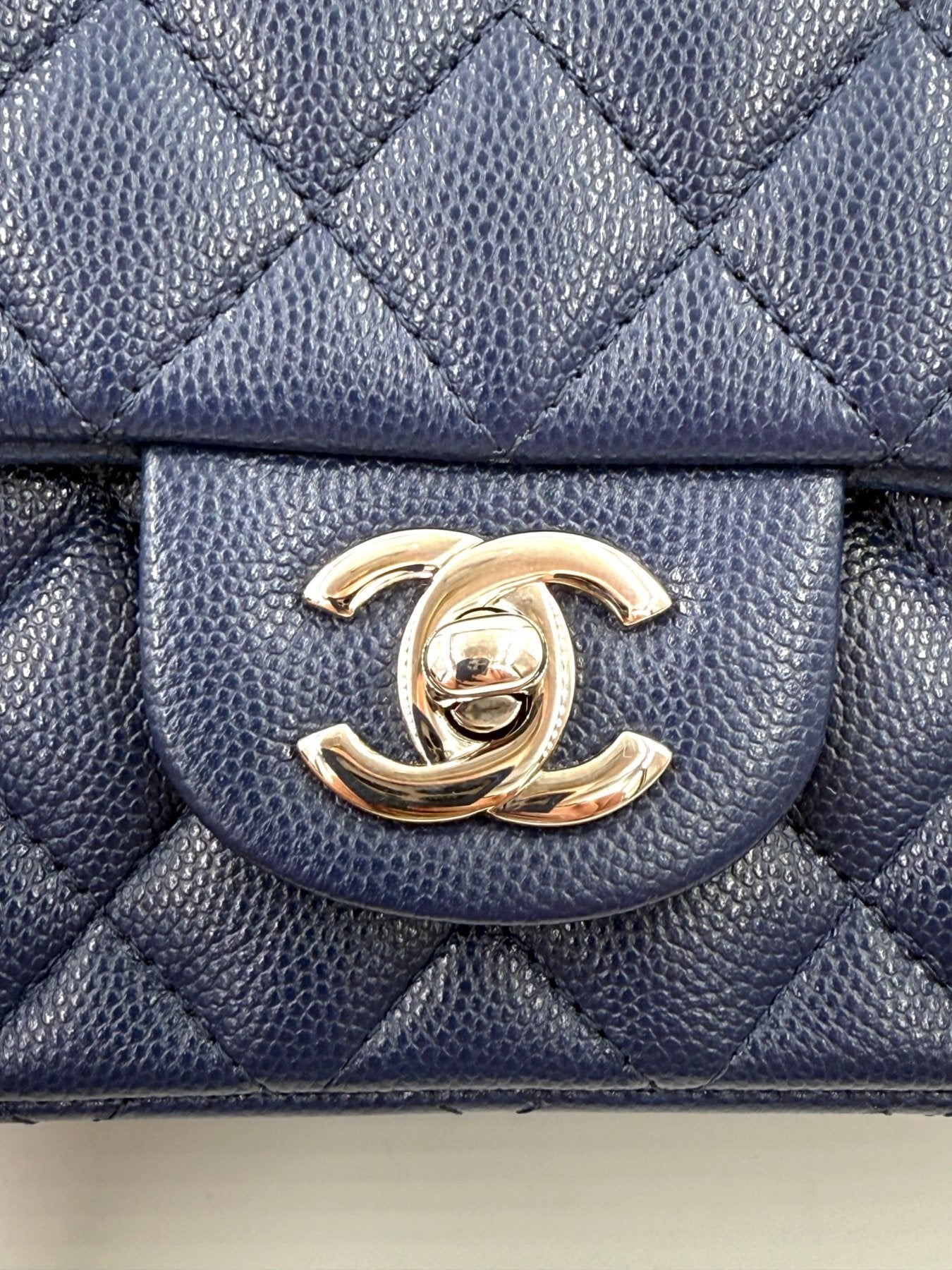 CHANEL Mini Square Flap Bag Caviar blau - Clutch & Macarons - 24572438 - Clutch & Macarons -