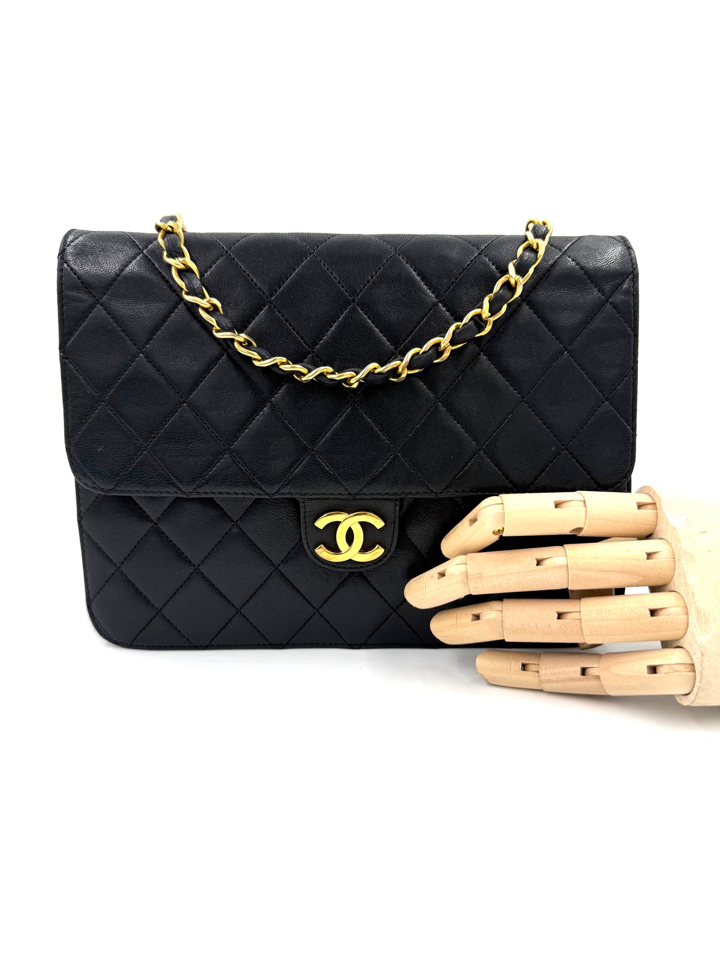 CHANEL Single Flap small schwarz Lammleder GHW Vintage mit steppigem Muster und goldener Kette vor weißem Hintergrund