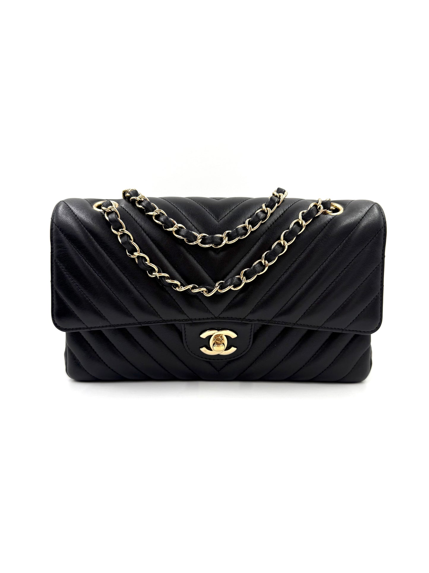 CHANEL Timeless Double Flap medium Chevron schwarz, edle schwarze Ledertasche mit goldener Kettenriemen und CC-Verschluss.
