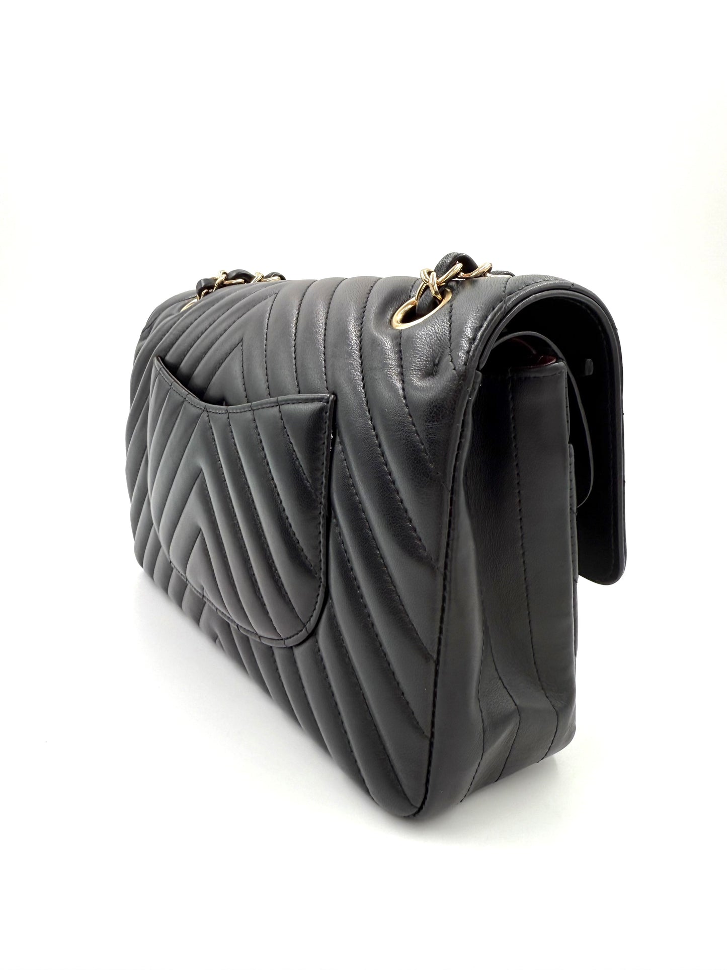 CHANEL Timeless Double Flap medium Chevron schwarz, elegante schwarze Lederhandtasche mit Chevron-Steppmuster und goldenen Metallketten.