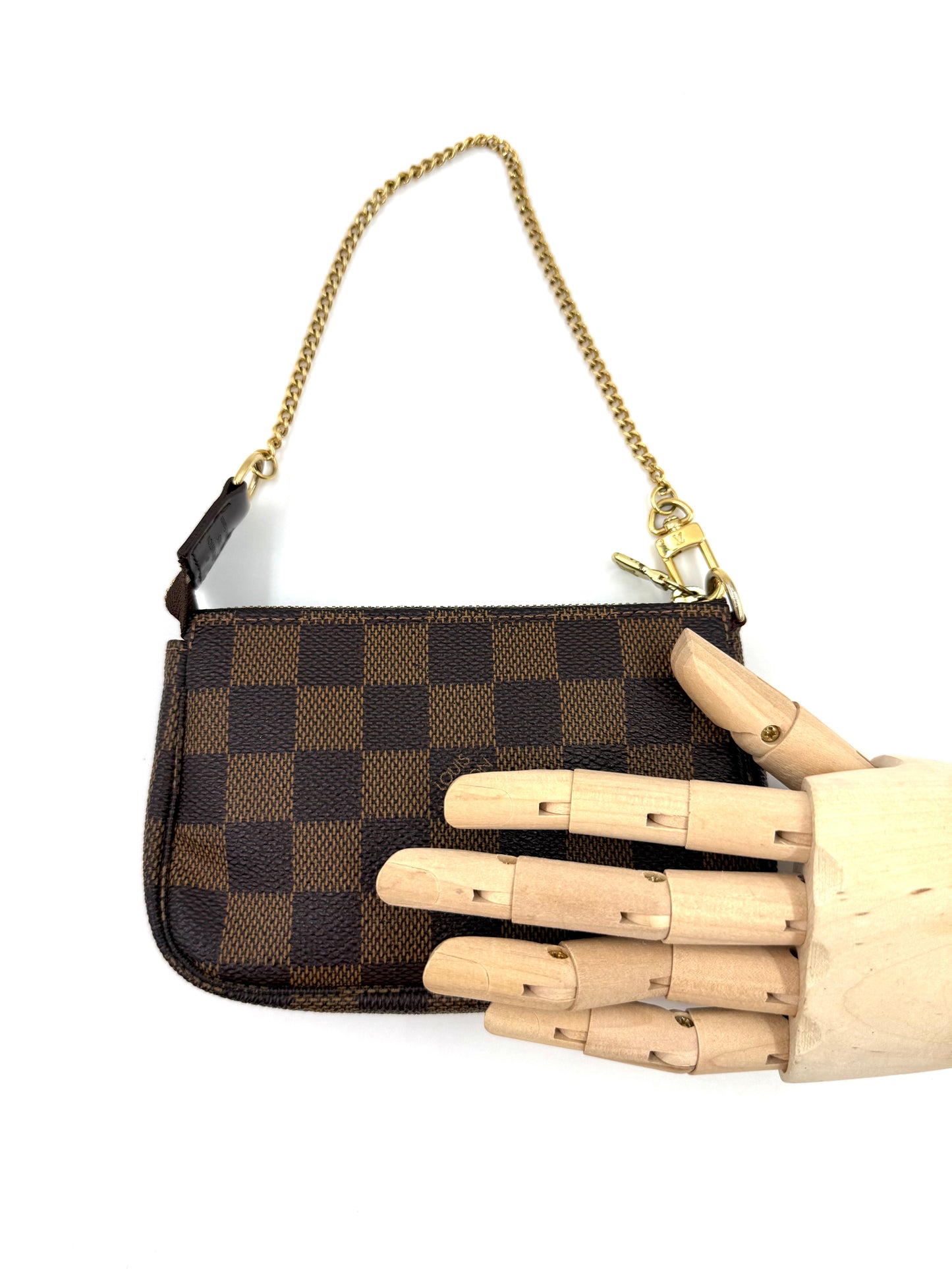 LOUIS VUITTON Mini Pochette Damier Ebene mit goldener Kette und klassischem Schachbrettmuster