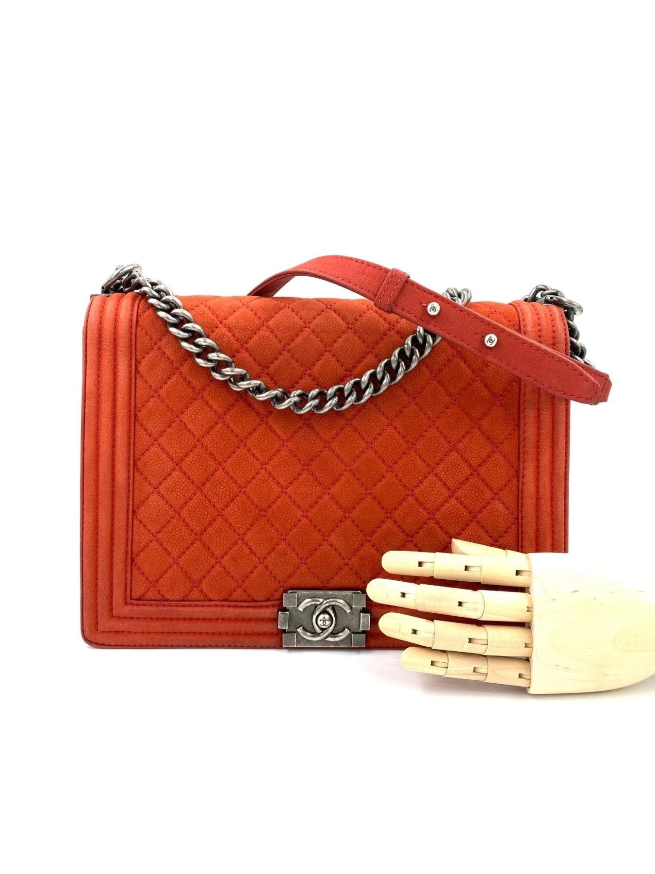 CHANEL Boy Bag large in korallenfarbenem mattem Caviarleder mit Rautensteppung und silberner Kettenschlaufe