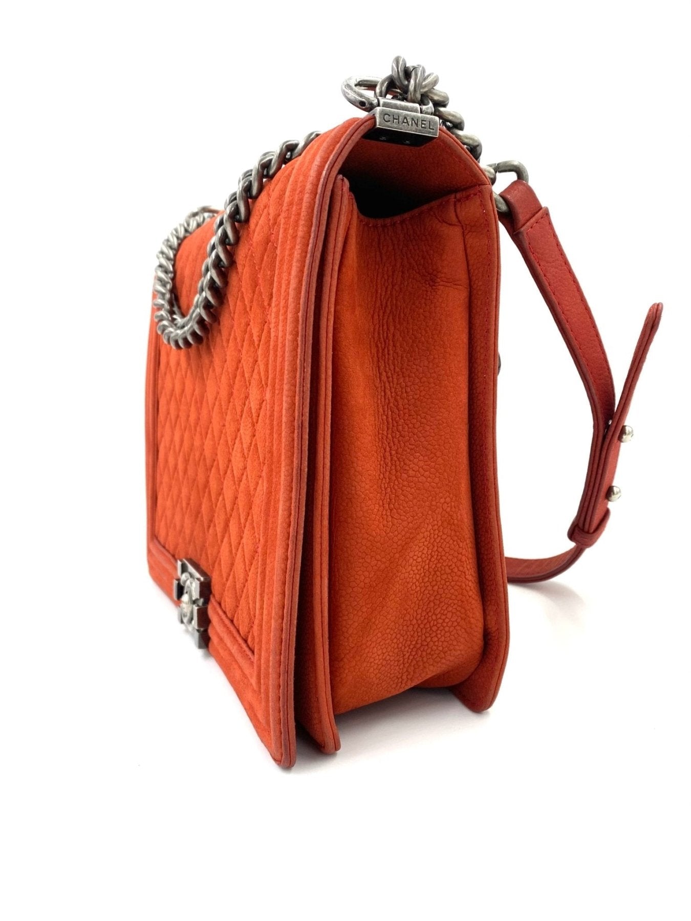 CHANEL Boy Bag Large aus mattem korallenfarbenem Caviarleder mit silberner Kette in Seitenansicht
