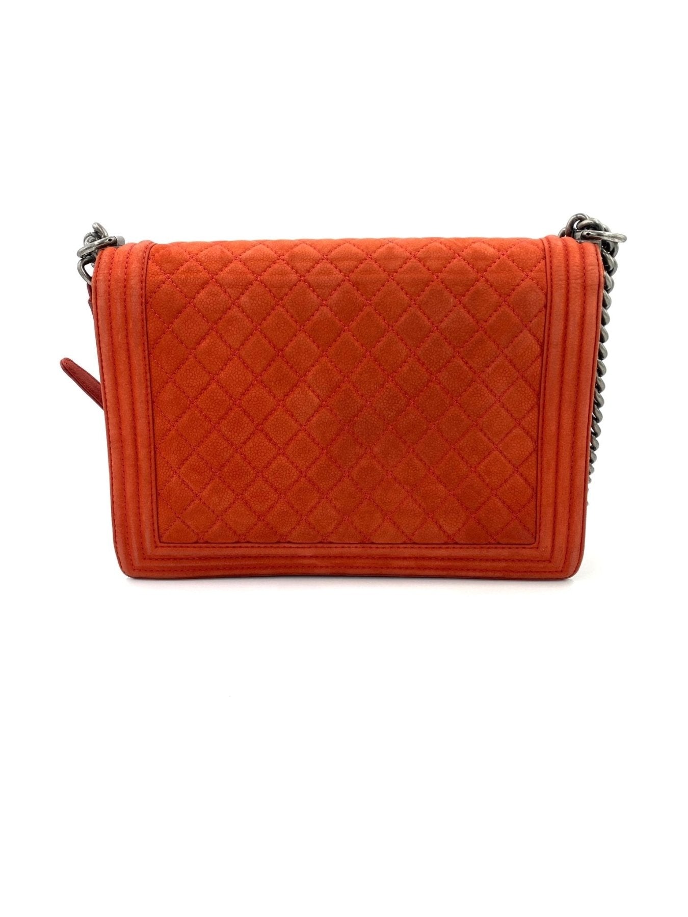 CHANEL Boy Bag large in mattem korallenfarbenem Caviarleder mit antikem Silberkettenriemen und klassischem Rautenmuster