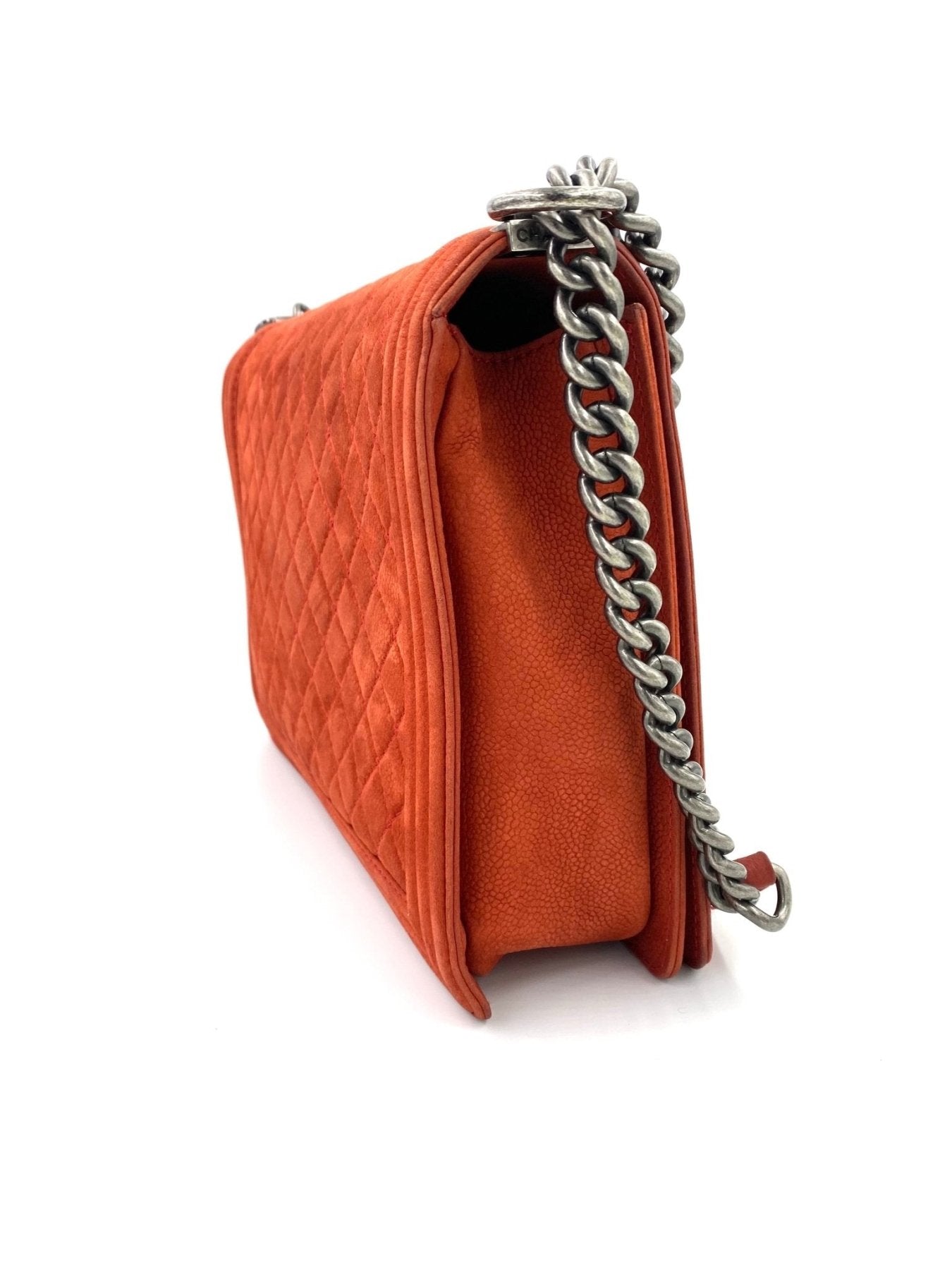 CHANEL Boy Bag large aus korallenfarbenem mattem Caviarleder mit gestepptem Muster und silberner Kettenschulterriemen