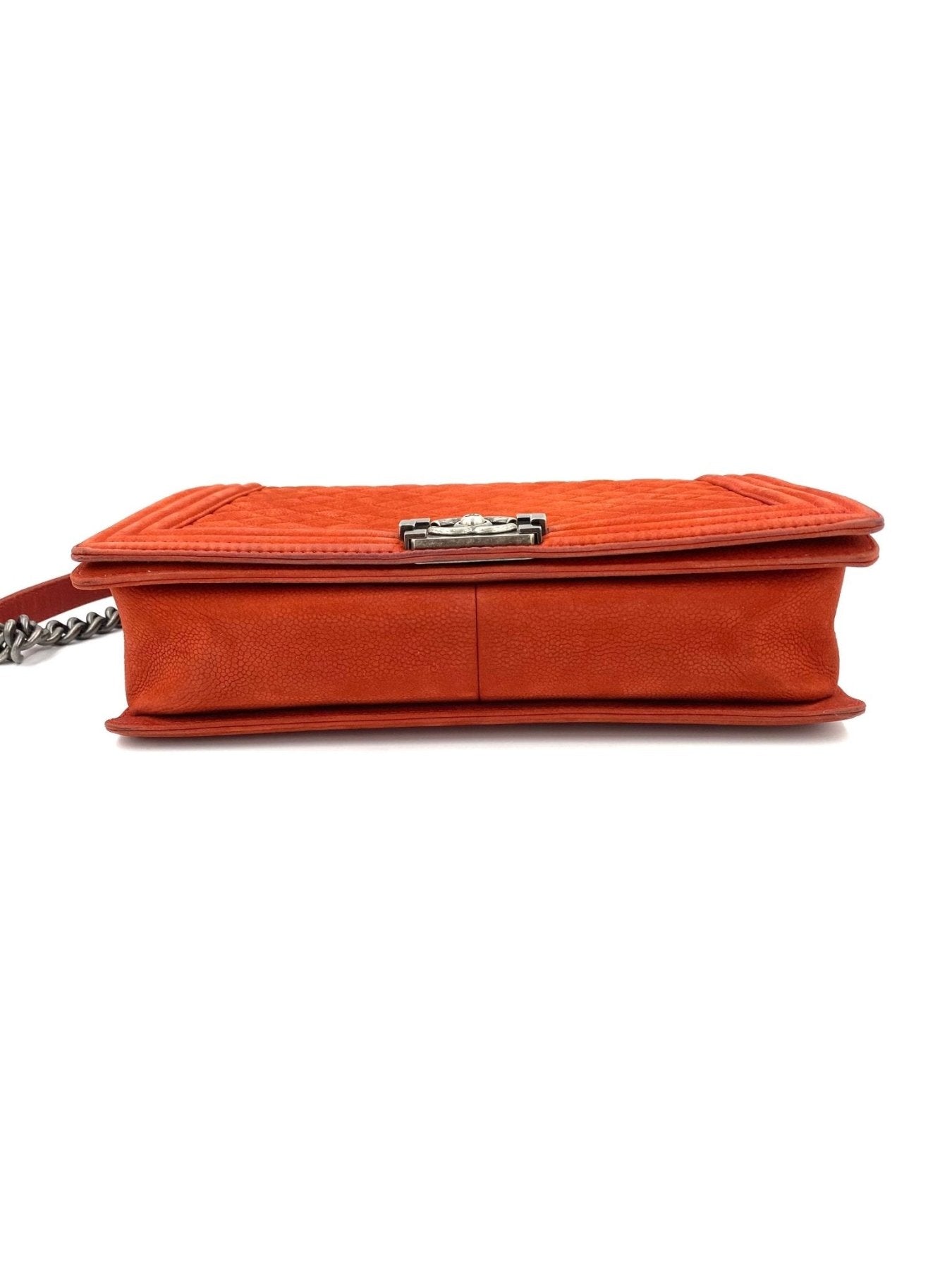 CHANEL Boy Bag large aus korallenfarbenem mattem Caviarleder, Seitenansicht mit silberner Kettenschnalle