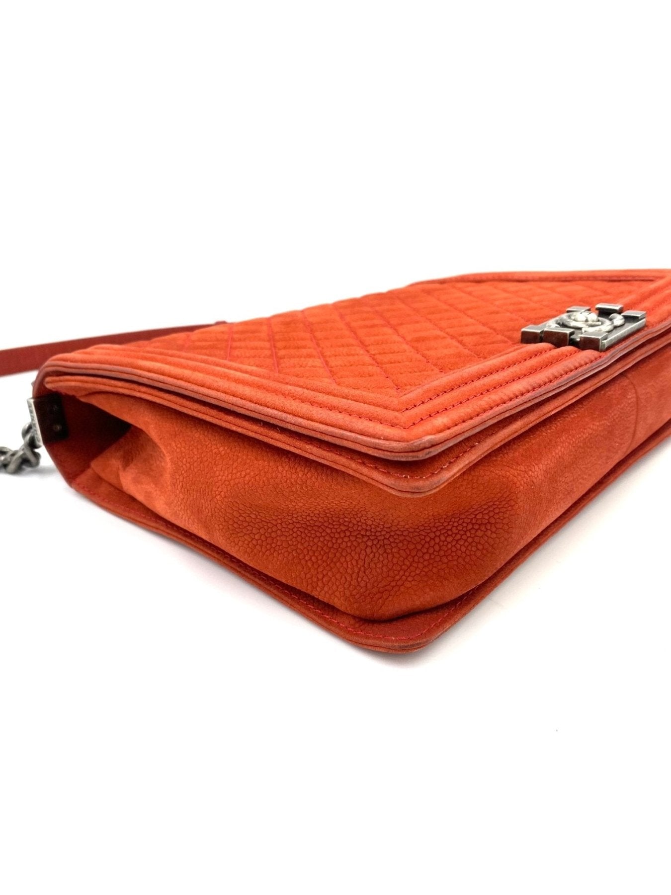 CHANEL Boy Bag large aus mattem korallfarbenem Caviarleder mit Kettenverschluss, seitliche Ansicht mit Steppdetails
