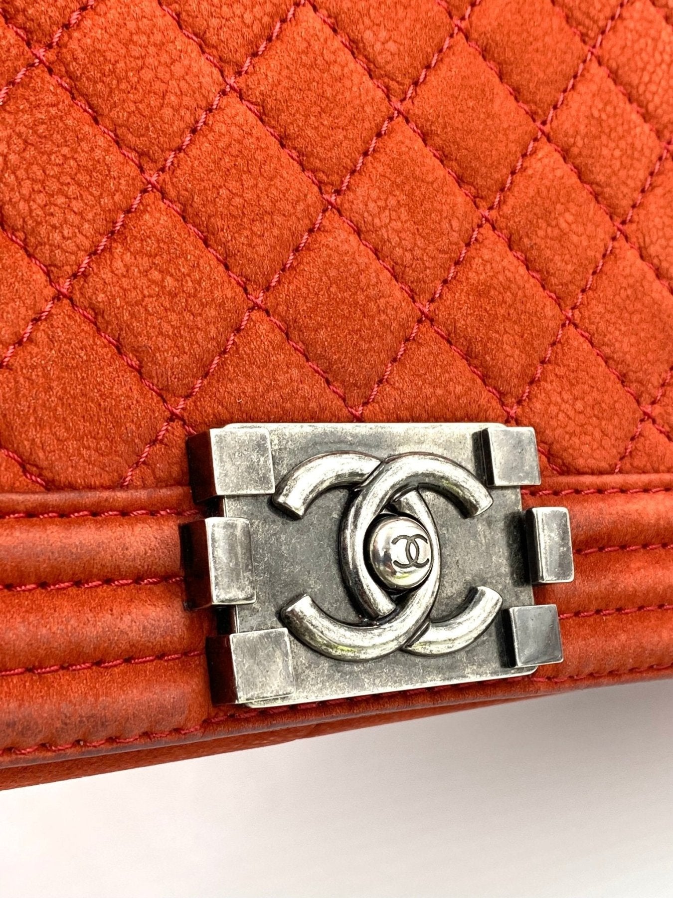 CHANEL Boy Bag large in mattem korallfarbenem Caviarleder mit Steppmuster und silbernem CC-Verschluss, Nahaufnahme