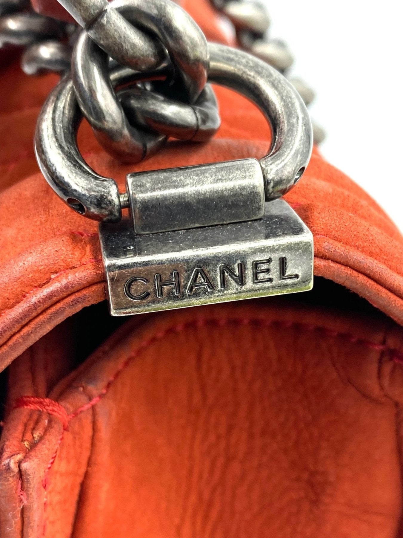 Silberne CHANEL Metallschliesse der Boy Bag mit Kettenverschluss auf korallfarbenem Leder, Detailaufnahme