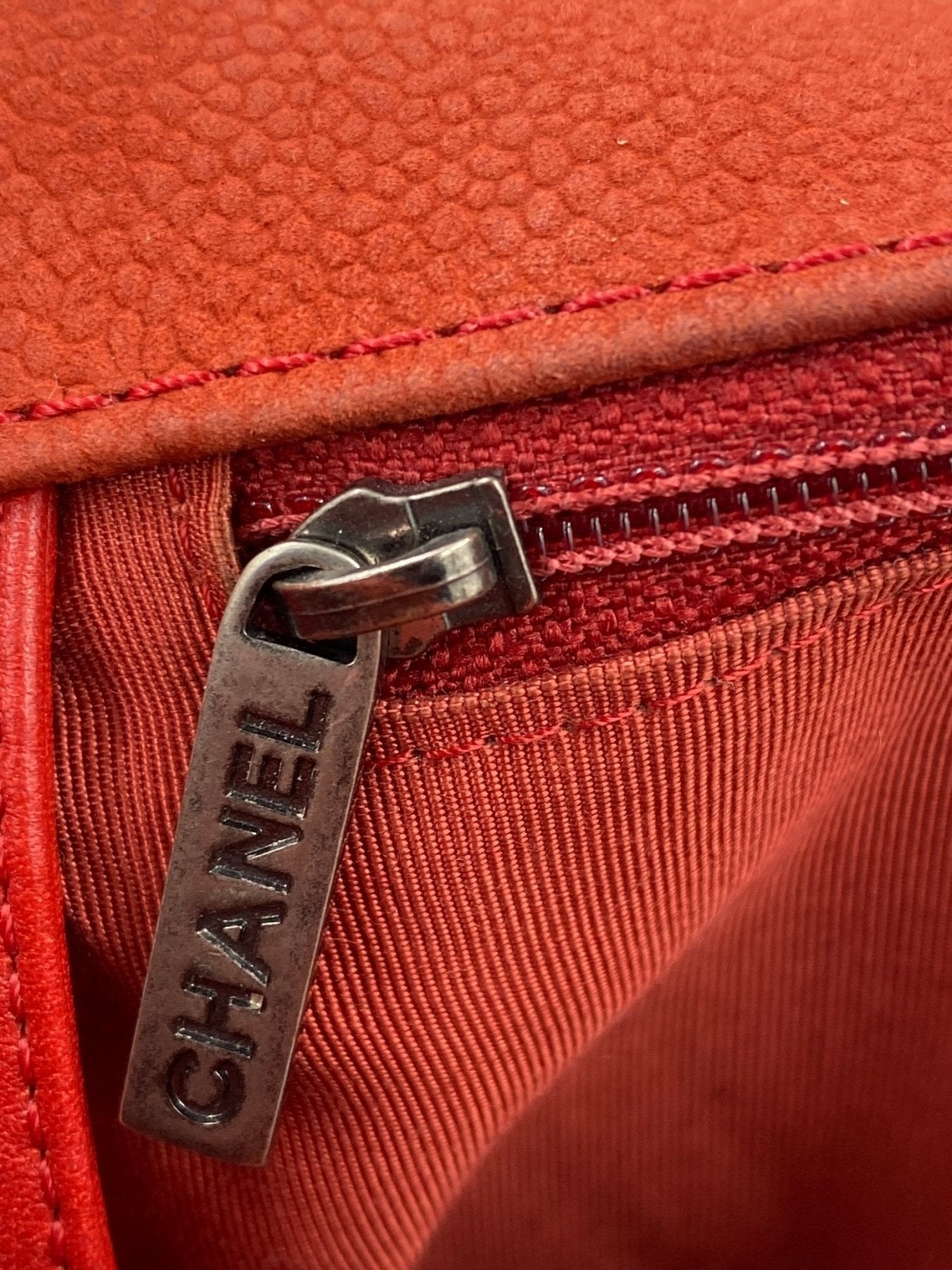 CHANEL Boy Bag large Detailaufnahme des korallenfarbenen Caviarleders mit Reissverschluss und silbernem Metallbeschlag