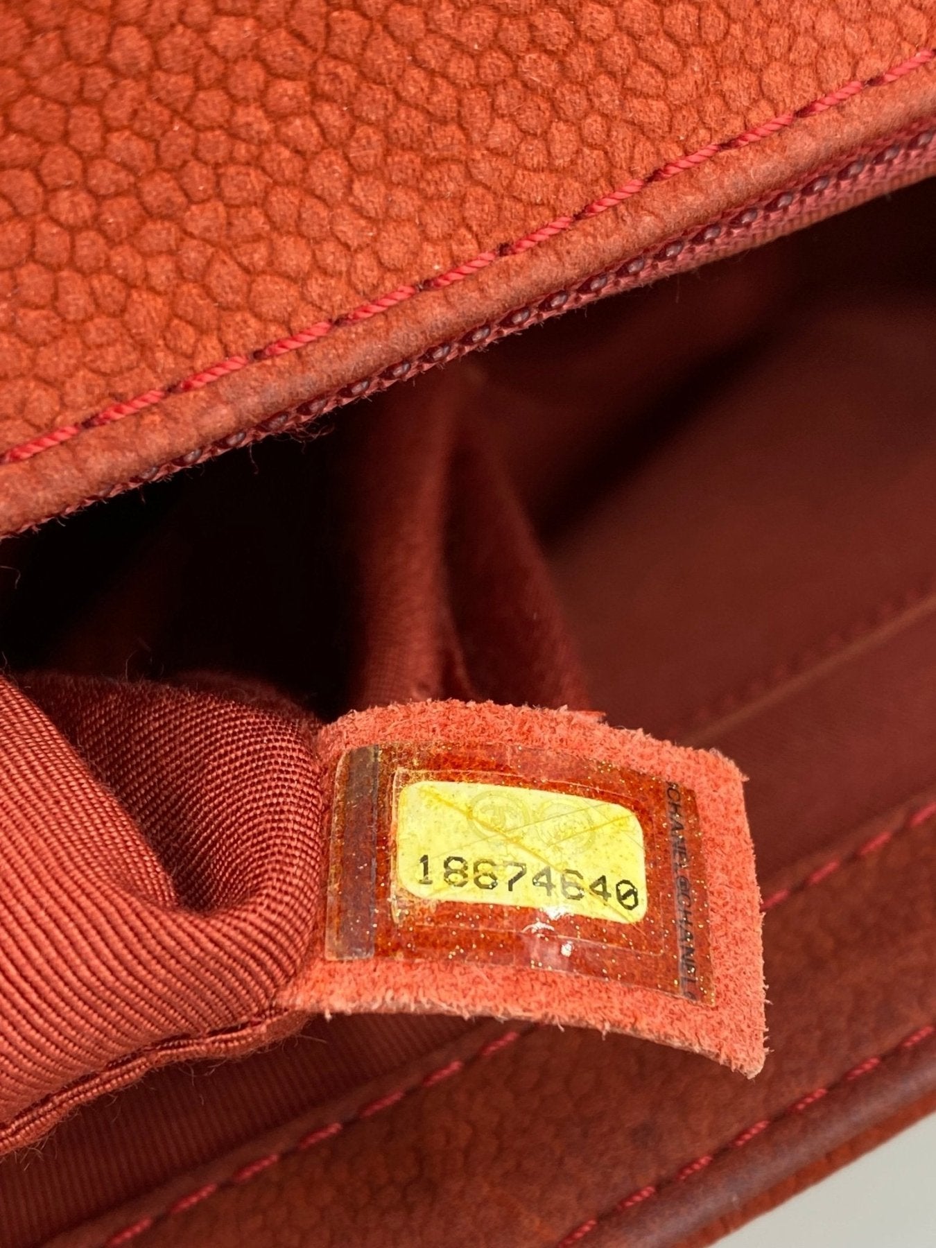 CHANEL Boy Bag large in mattem korallfarbenem Caviarleder mit texturierter Oberflaeche und Seriennummer-Etikett