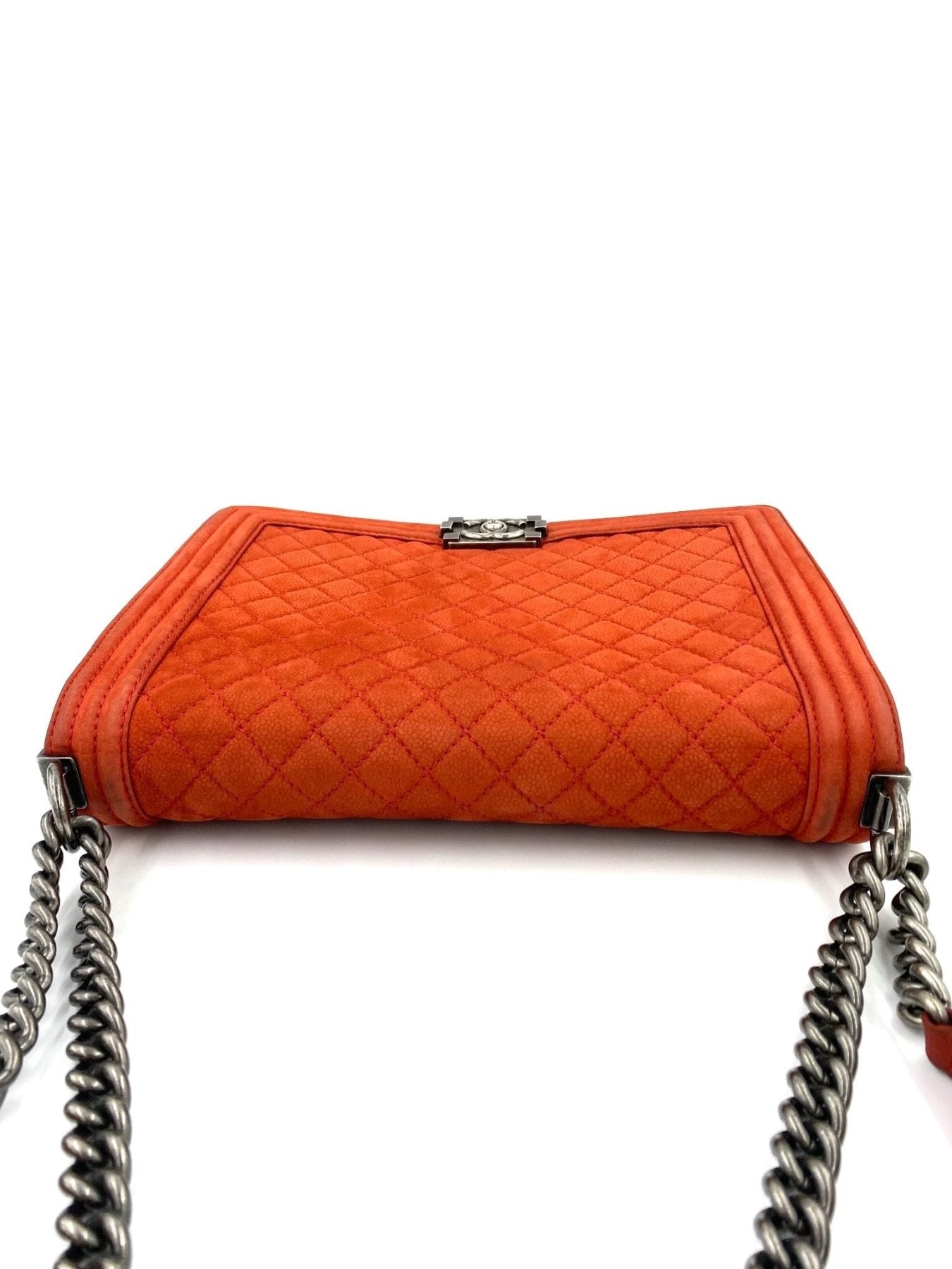 CHANEL Boy Bag large in mattem korallrotem Caviarleder mit charakteristischem Rautenmuster und silberner Kettentrageriemen