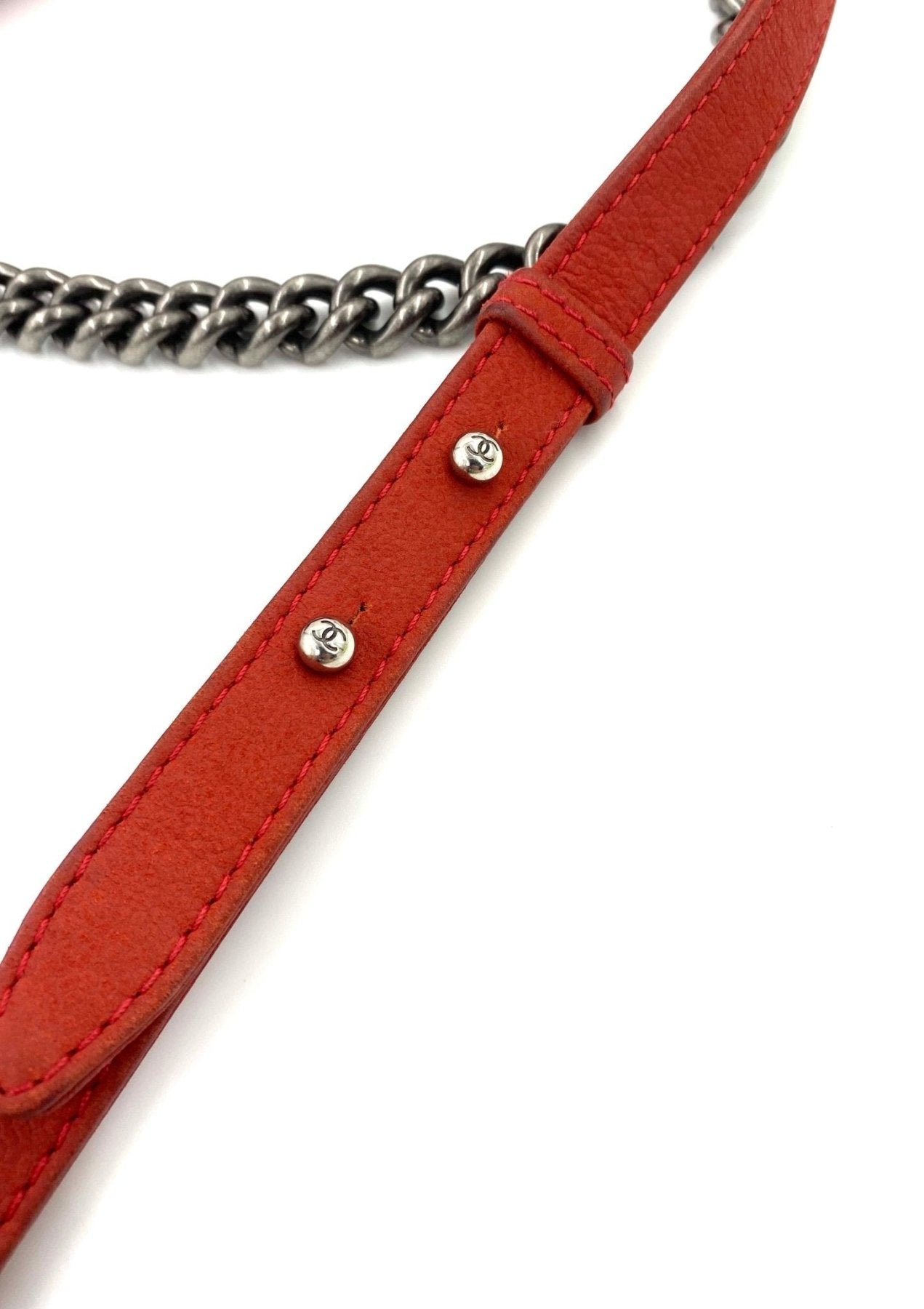 CHANEL Boy Bag Schulterriemen in korallrotem Caviarleder mit antiker Silberkette und Logo-Details
