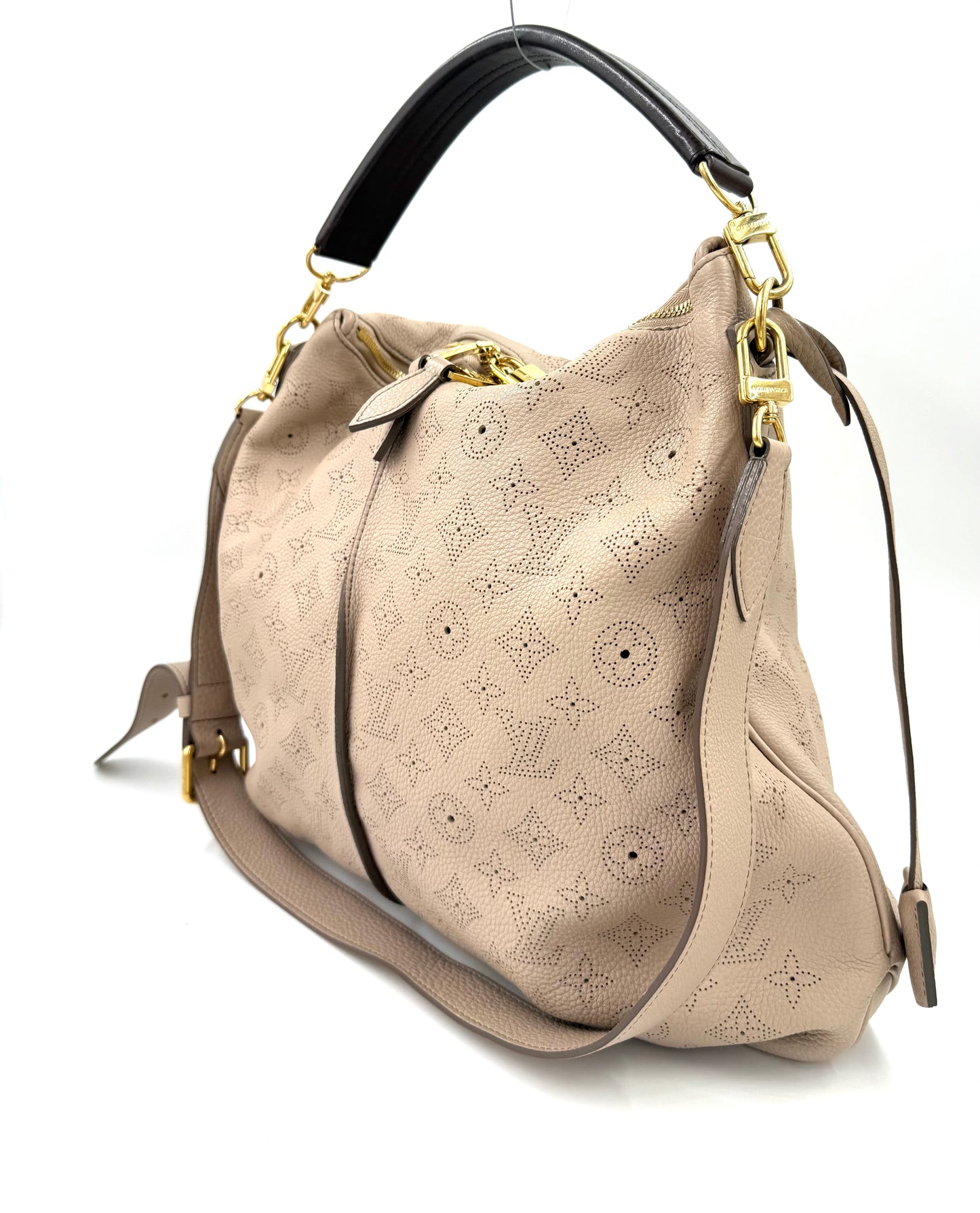 LOUIS VUITTON Selene PM mit Pochette Galet in beige mit goldfarbenen Details und perforiertem Monogramm-Design.