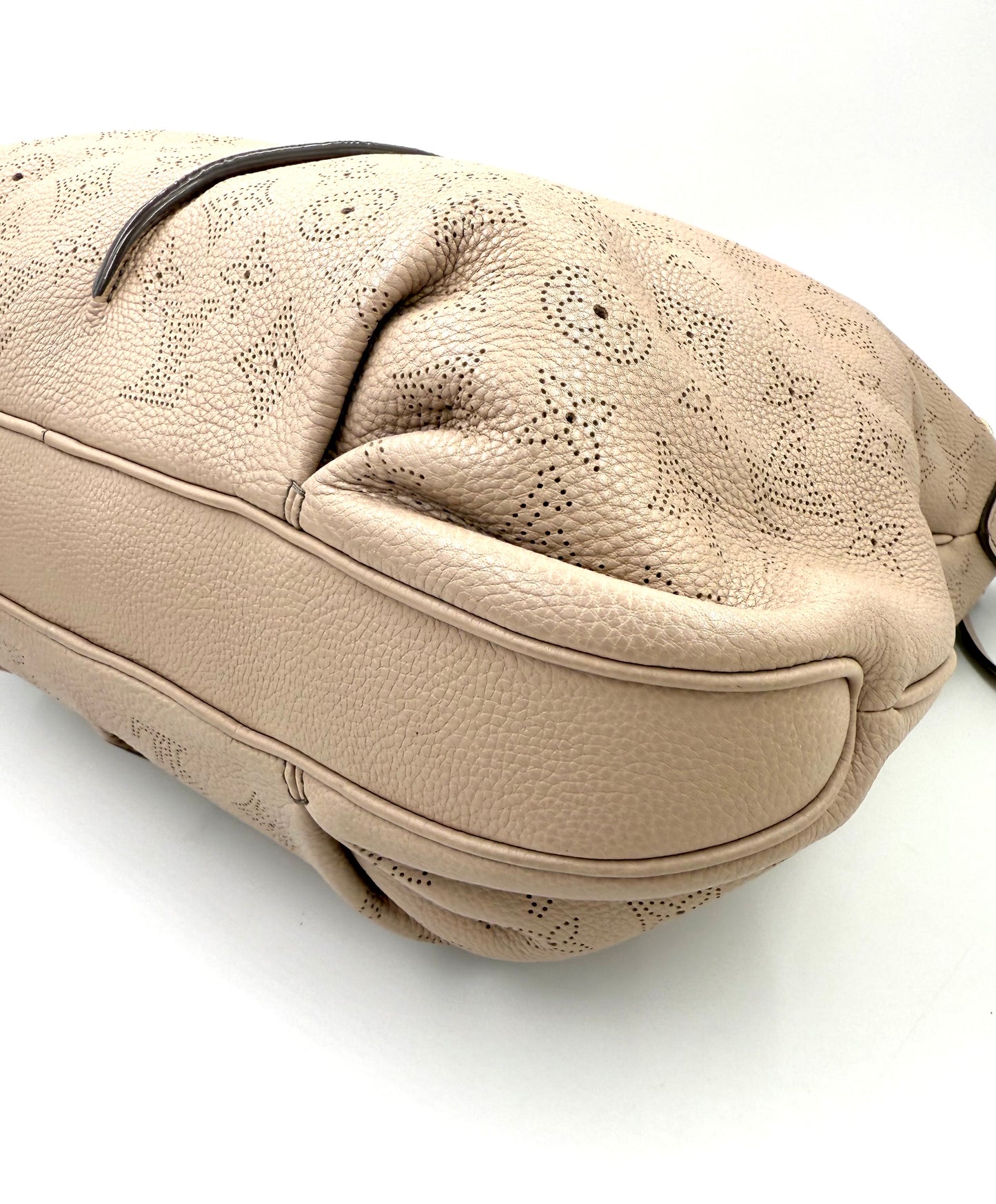 LOUIS VUITTON Selene PM mit Pochette Galet in beigem Leder mit feiner Prägung und abgerundeter Form.