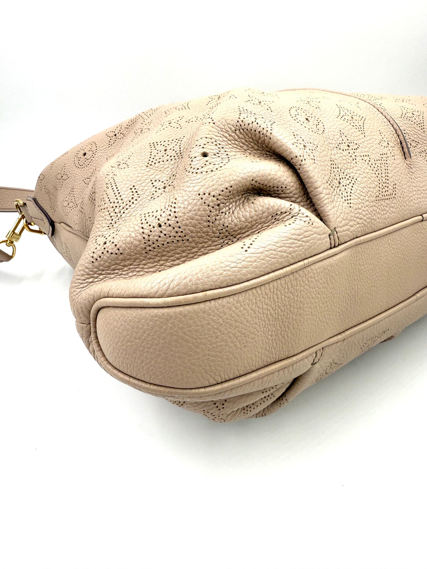 LOUIS VUITTON Selene PM mit Pochette Galet in beige mit perforiertem Monogramm-Design aus weichem Leder.