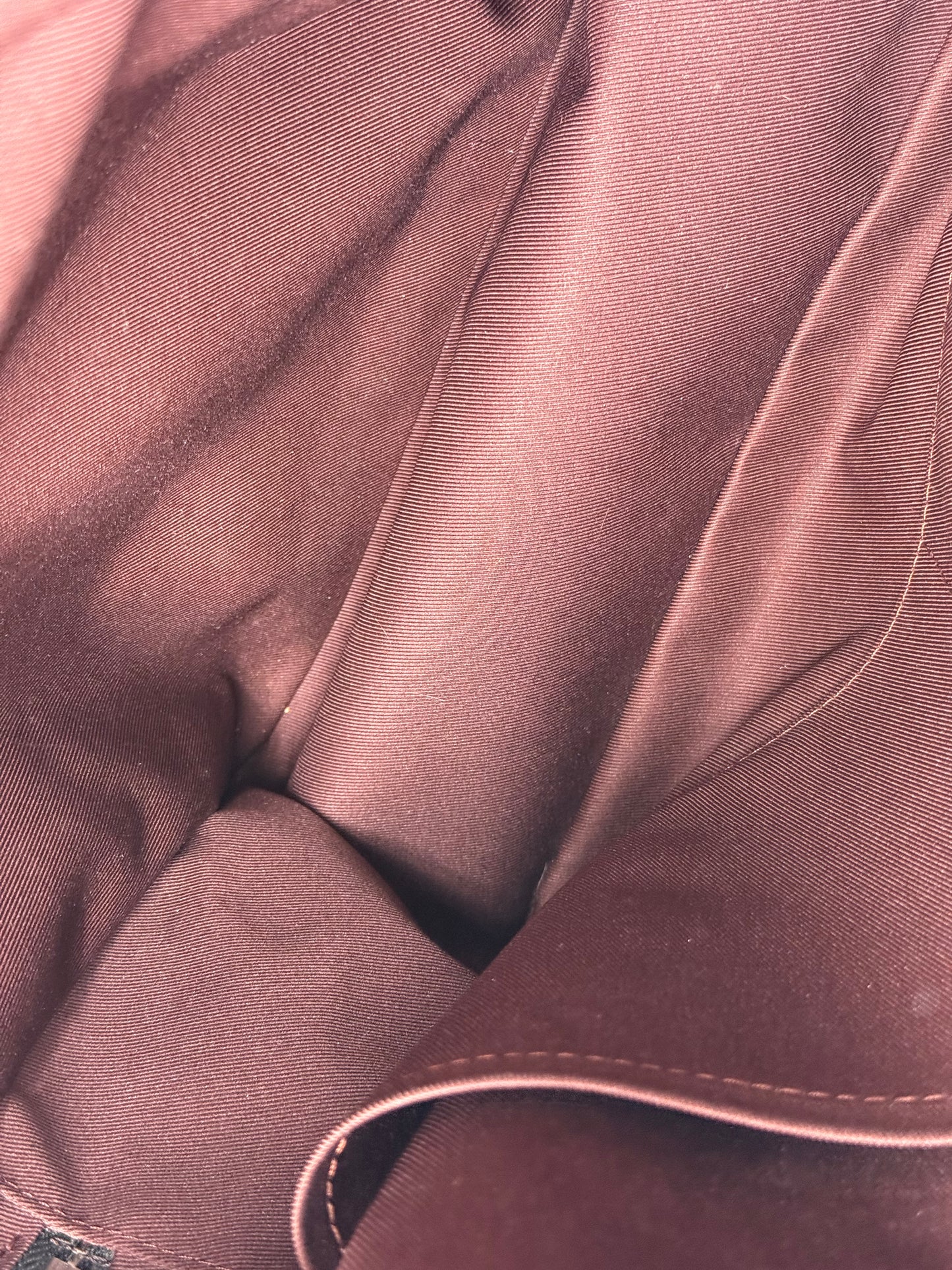LOUIS VUITTON Josh Monogram Canvas Innenansicht mit braunem Stofffutter, hochwertig und gepflegt.