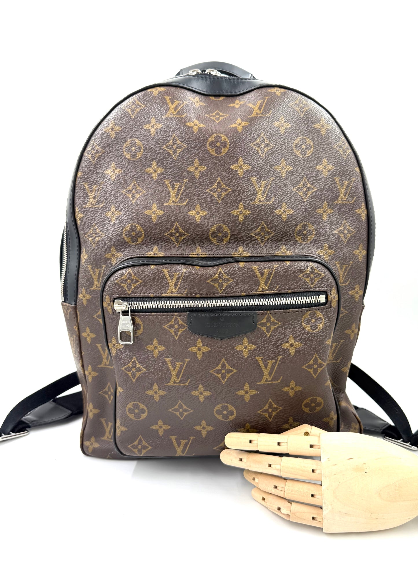 LOUIS VUITTON Josh Monogram Canvas Rucksack in braun mit klassischem Monogramm und Fronttasche mit Reißverschluss.